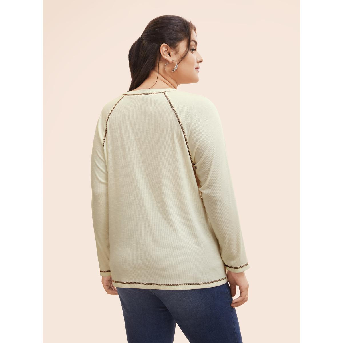 Plus Size Crew Neck Contrast Stitch Raglan Sleeve T-shirt Ivory Women Casual Topstitching Round Neck Everyday T-shirts BloomChic 26/4X Product Image