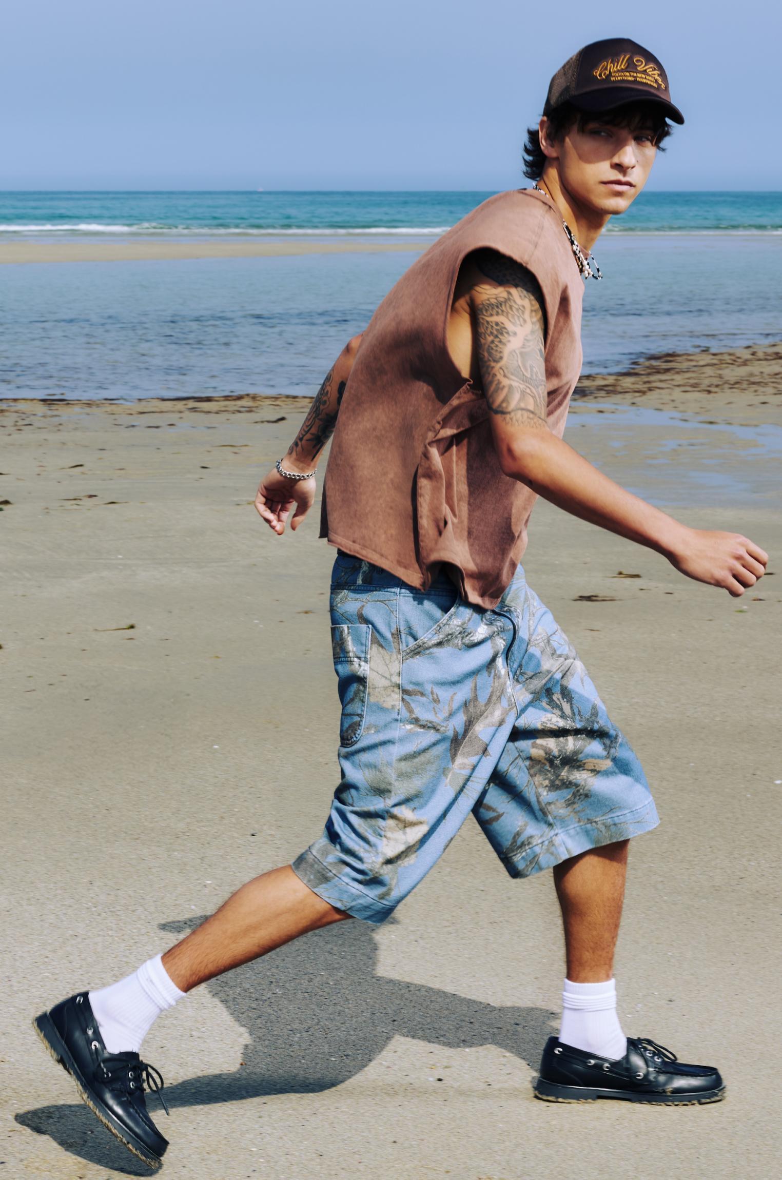 Leaf print baggy Bermuda shorts Product Image