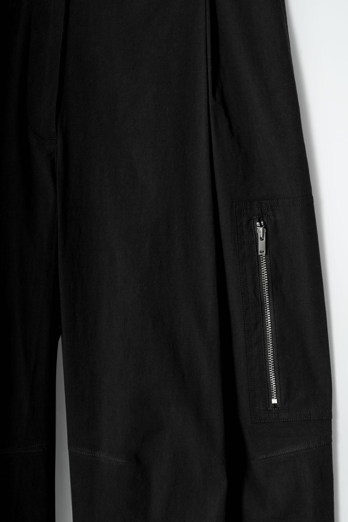 UTILITY BARREL-LEG CARGO PANTS Product Image