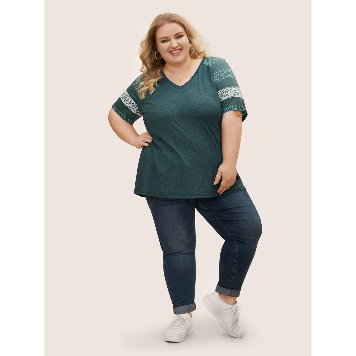 Plus Size Ditsy Floral Colorblock Contrast Raglan Sleeve T-shirt Green Women Leisure Contrast Ditsy Floral V-neck Casual T-shirts BloomChic 10/M Product Image