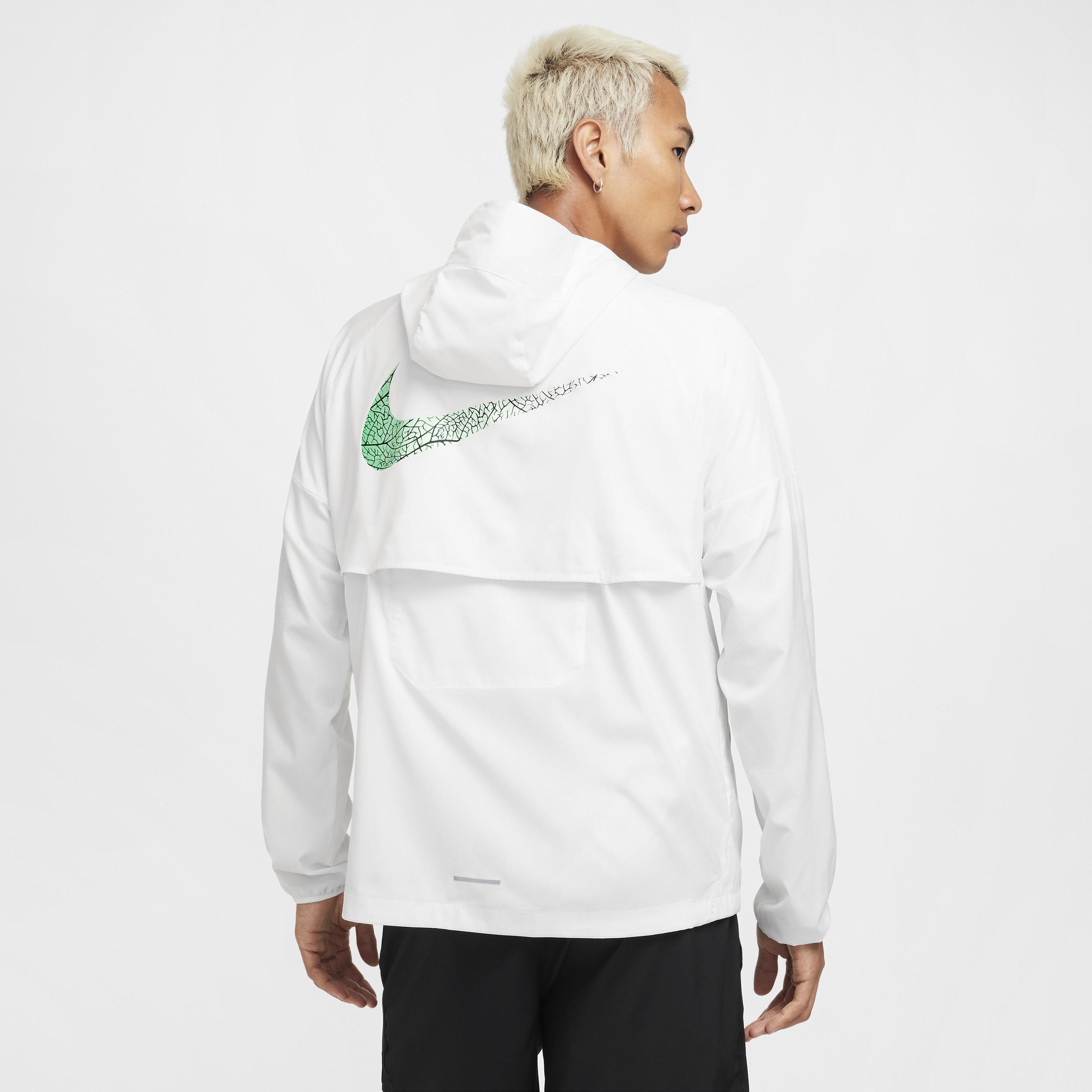 Nike Men's Impossibly Light "Kipchoge" Water-Repellent Windrunner Running Jacket Product Image