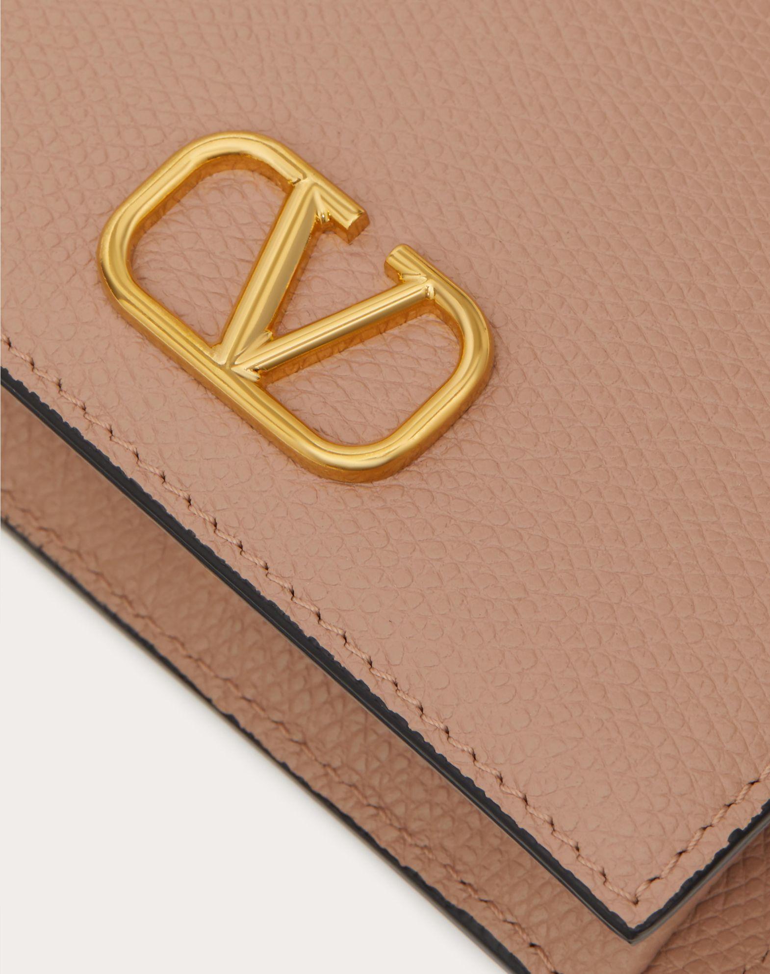COMPACT VLOGO SIGNATURE GRAINY CALFSKIN WALLET Product Image