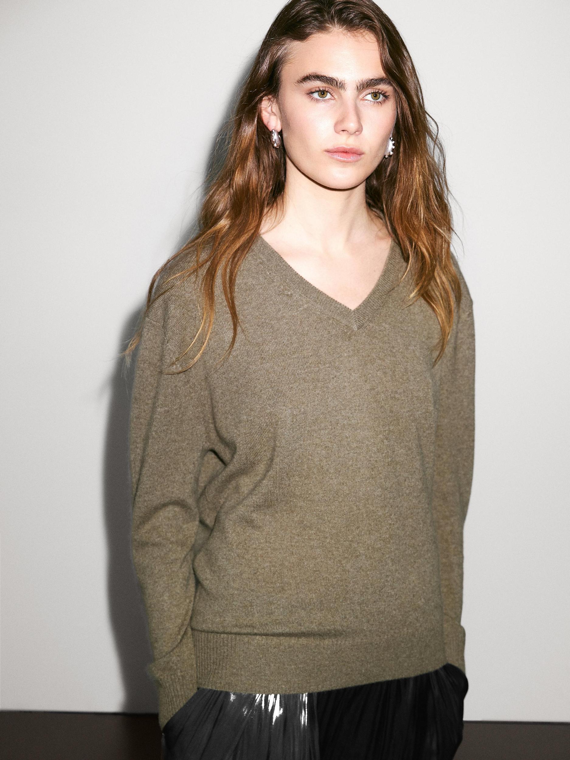 Knit 100% cashmere V-neck sweater Product Image