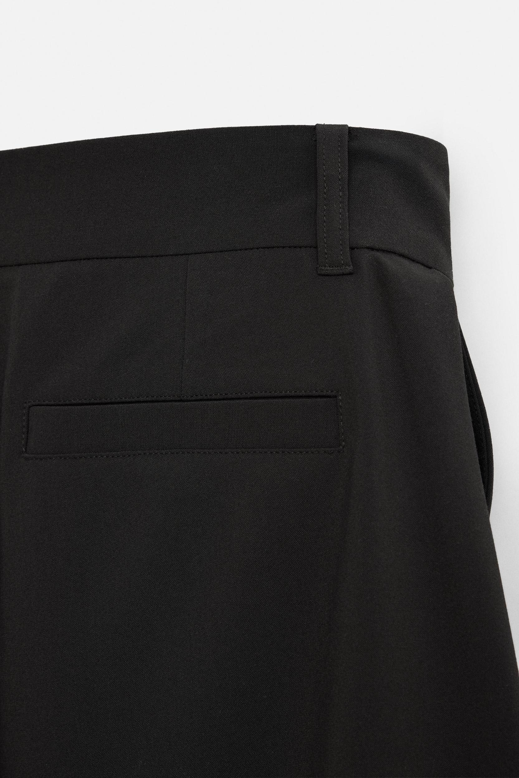 RELAXED FIT PLEATED SHORTS Product Image