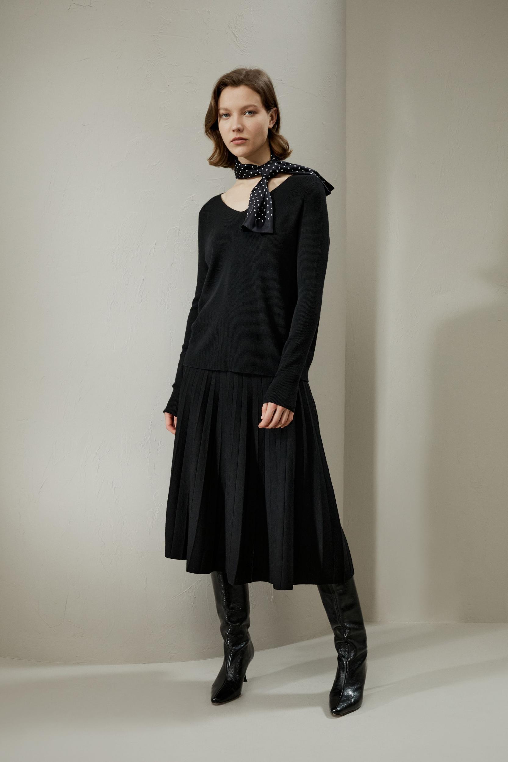 V-neck Ultra-fine Merino Wool Sweater Product Image