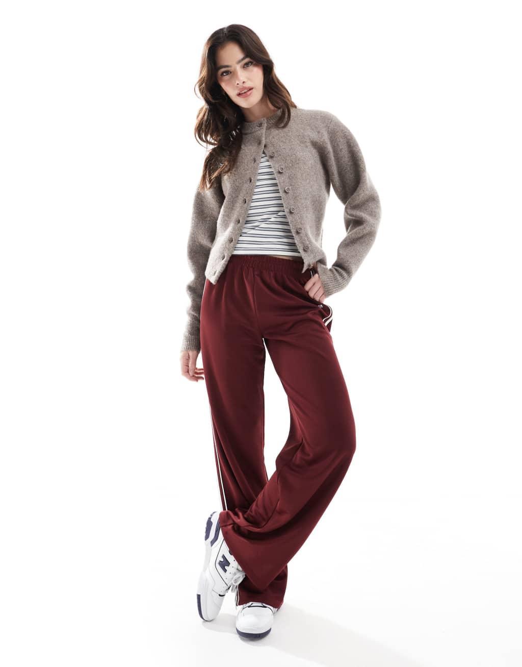 Pull&Bear wide leg side stripe sweatpants in burgundy Product Image