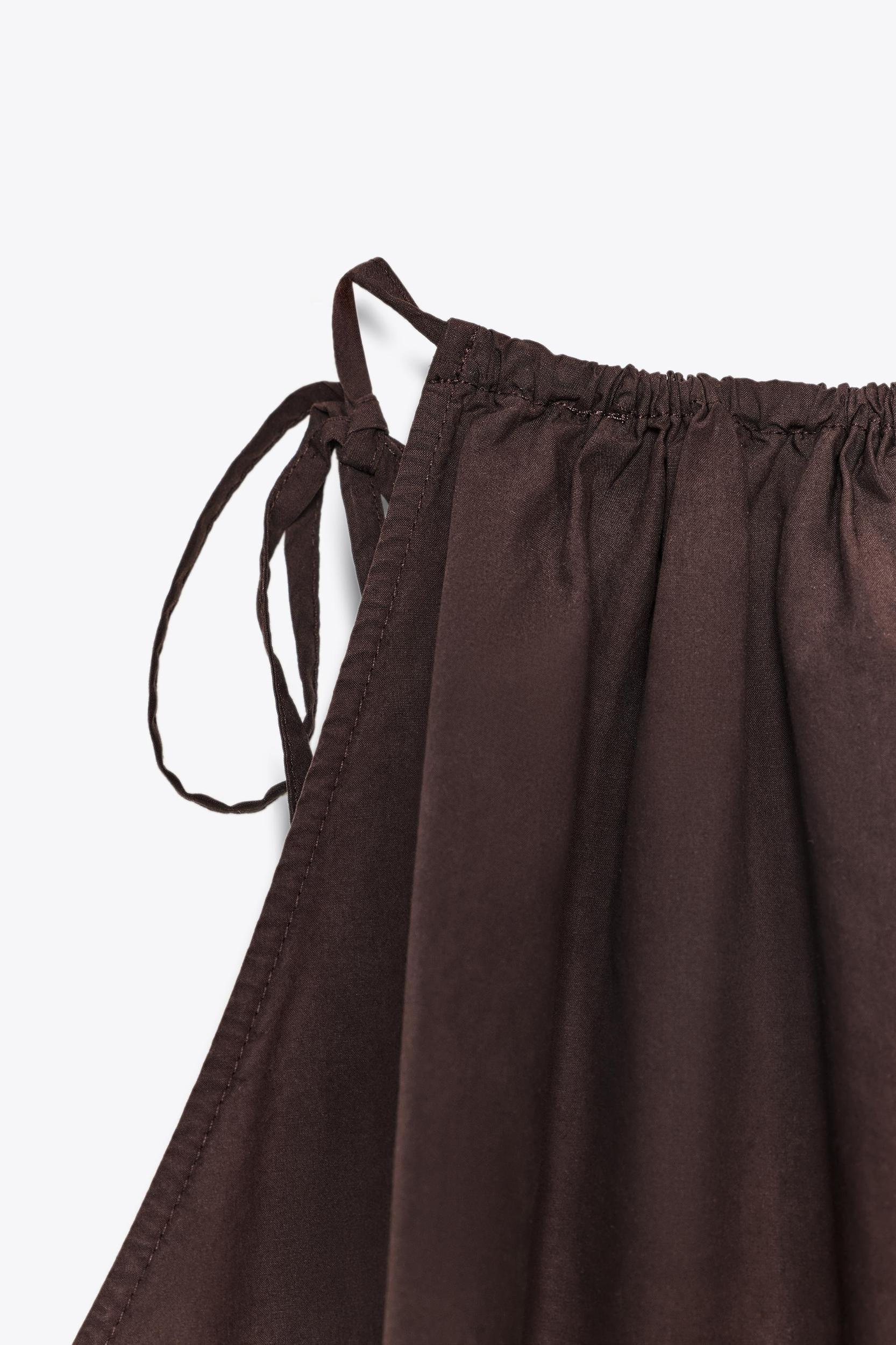 FLOWY HALTER TOP Product Image