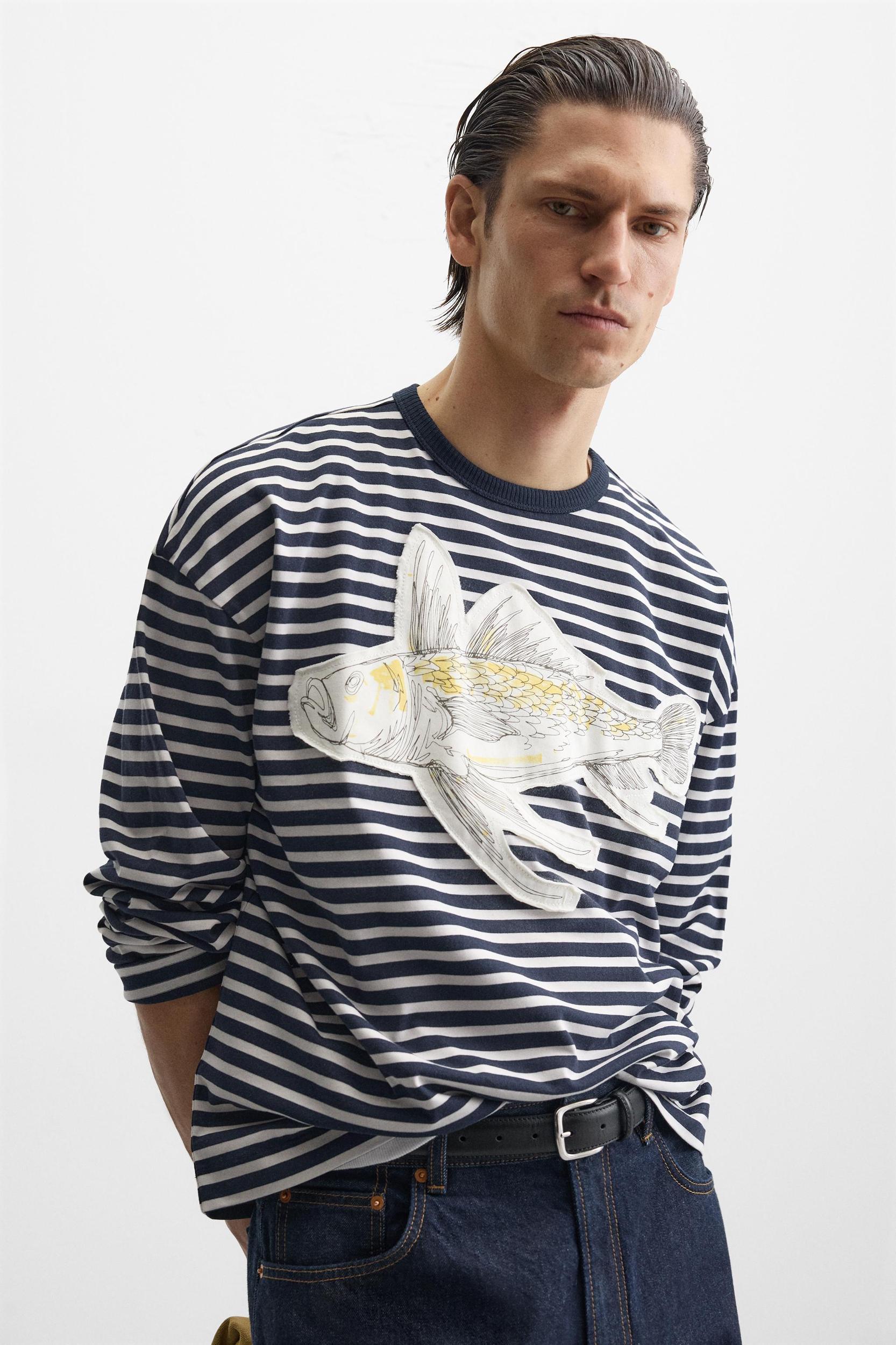 STRIPED PATCH T-SHIRT Product Image
