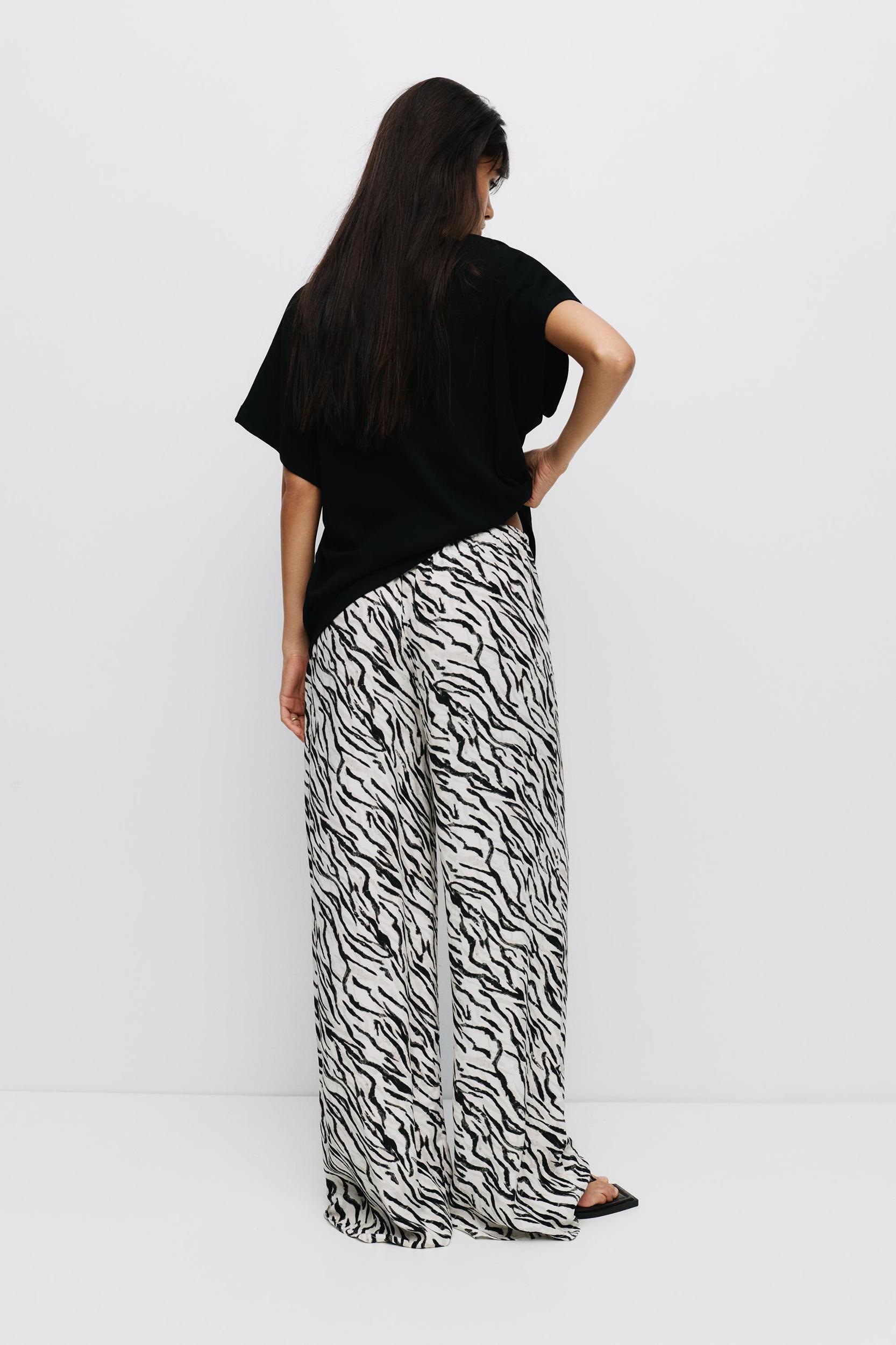 Flowing animal print pants Product Image