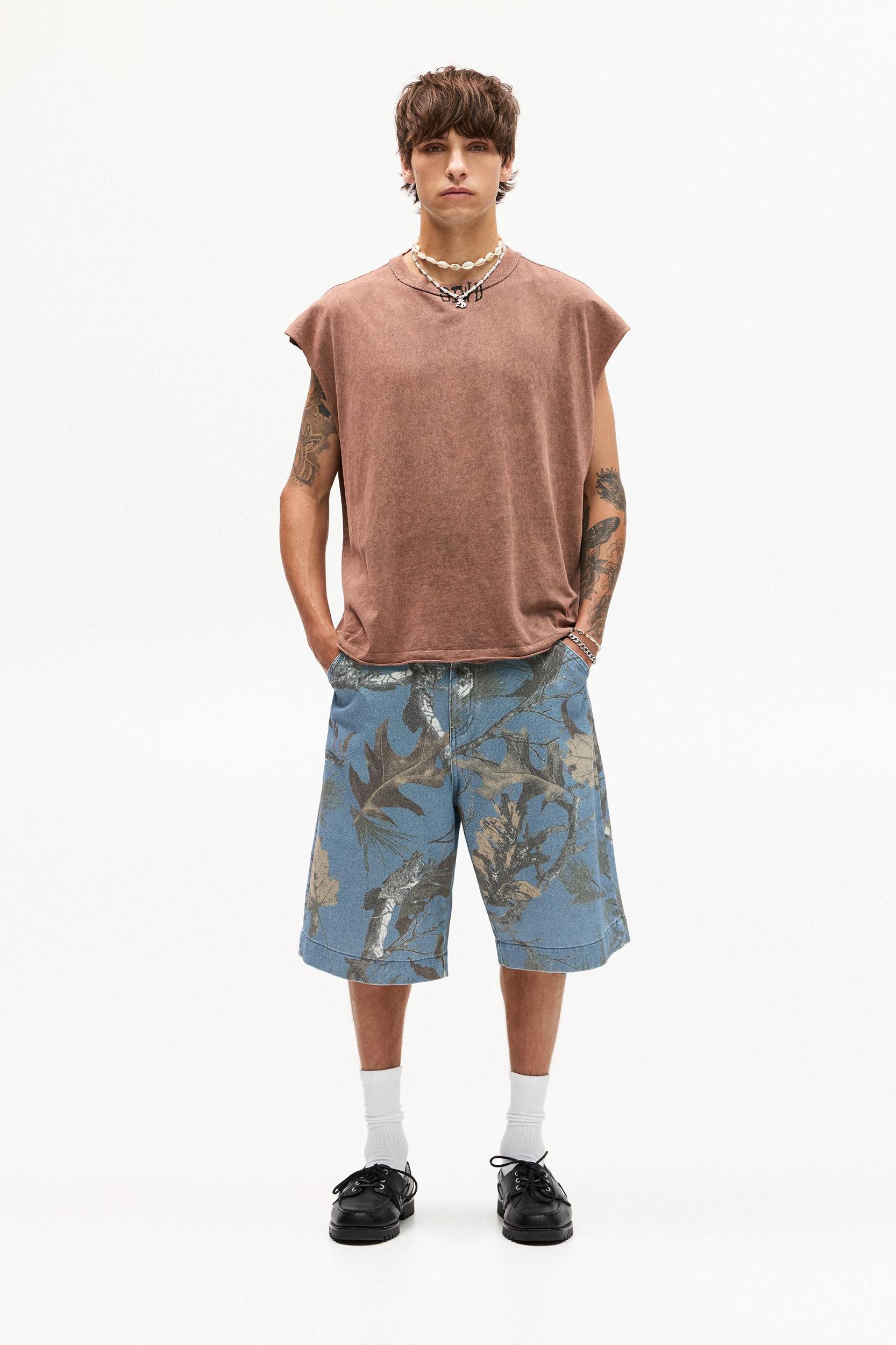 Leaf print baggy Bermuda shorts Product Image