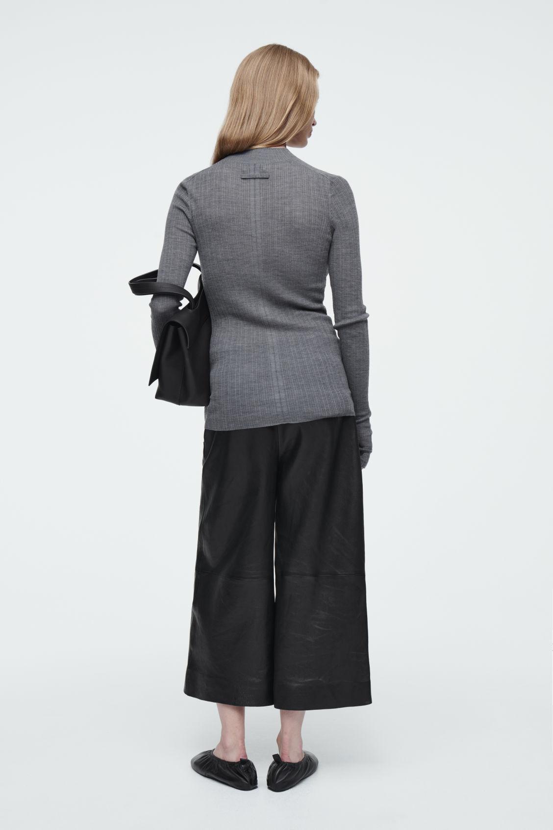 THE RIBBED MERINO WOOL TOP Product Image