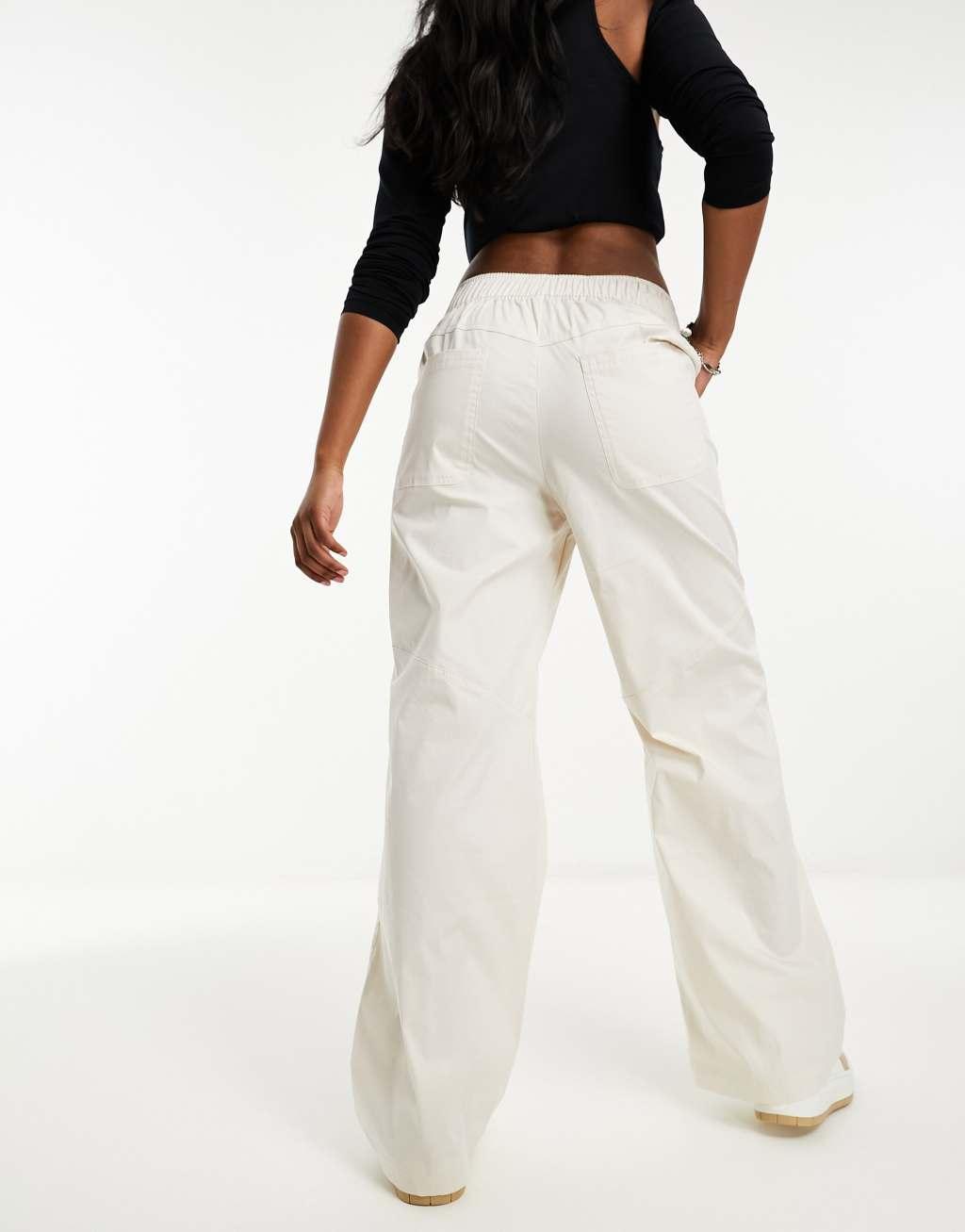 Nike Sportswear Essentials Women's Woven High-Rise Pants Product Image