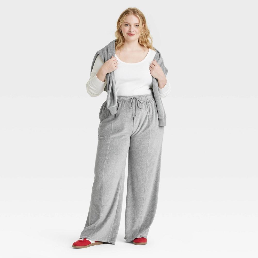 Womens Leisure Studio Mid-Rise Velour Sweatpants - Universal Thread 1X Product Image