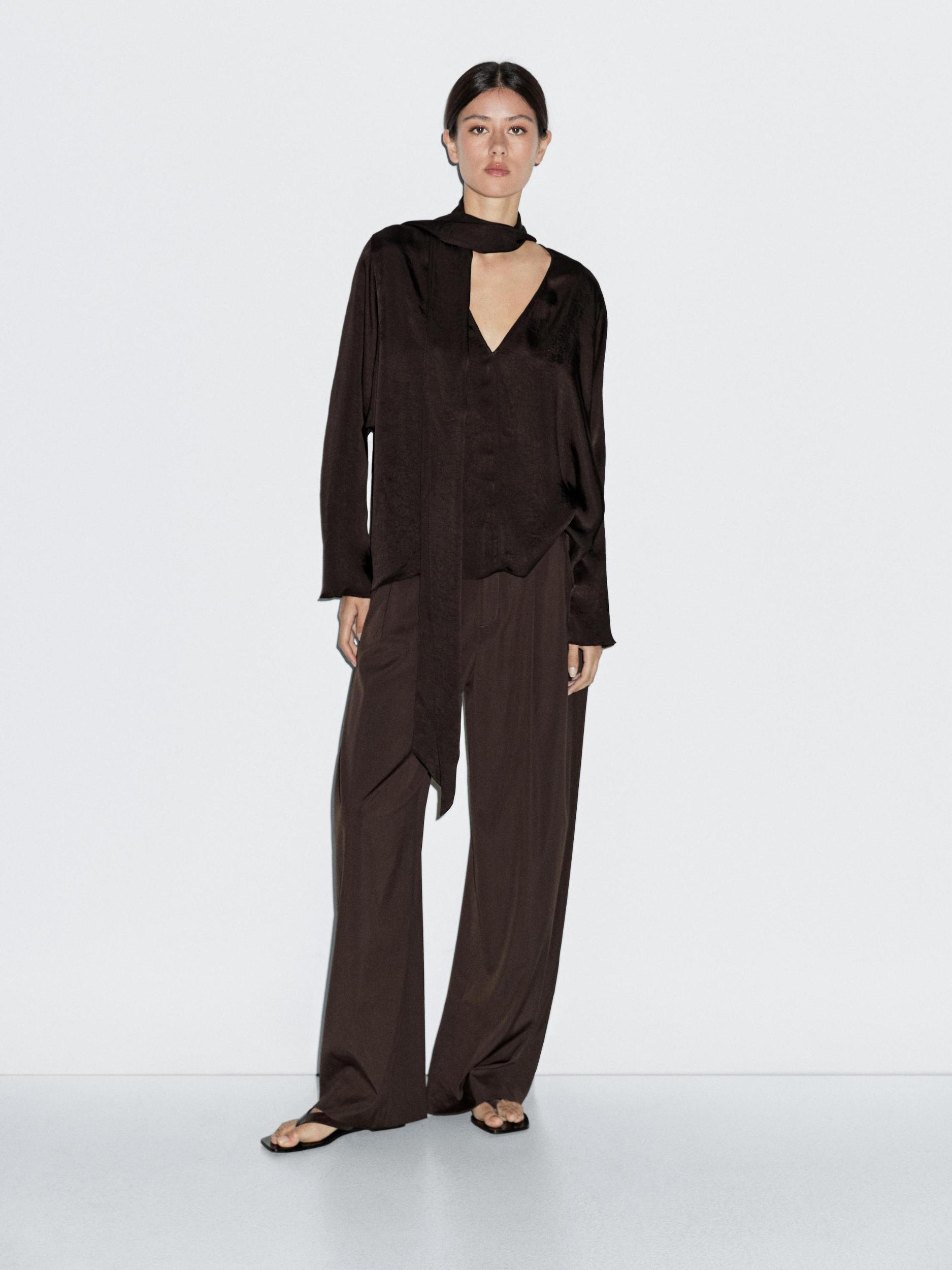 Flowing blouse with tie Product Image