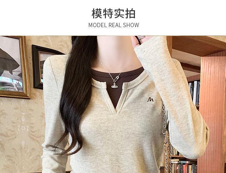 Long-Sleeve Round Neck Mock Two-Piece Two Tone Embroidered Ruched Tee Product Image