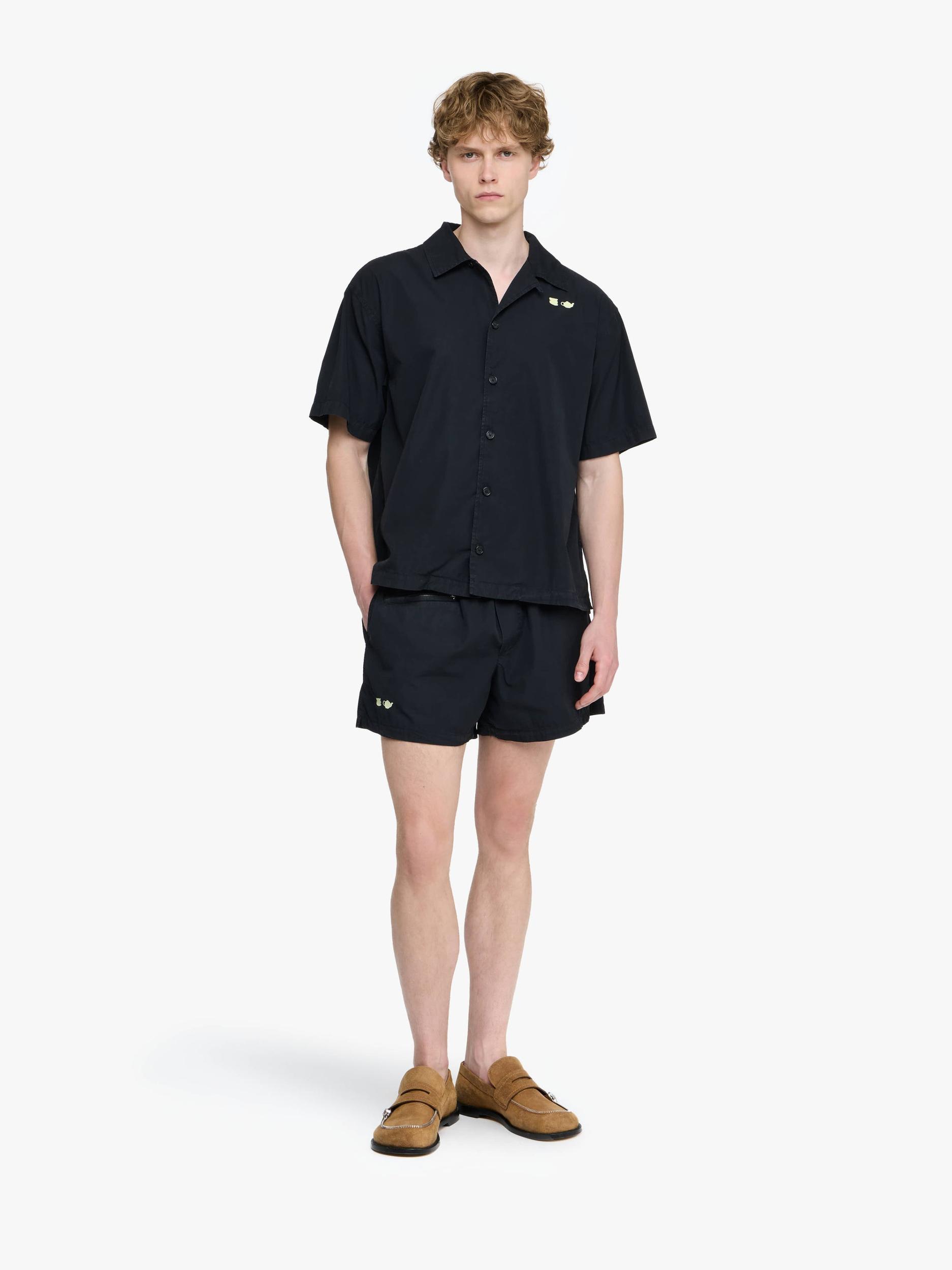 CONTRAST EMBROIDERY SHORT SLEEVE SHIRT Product Image