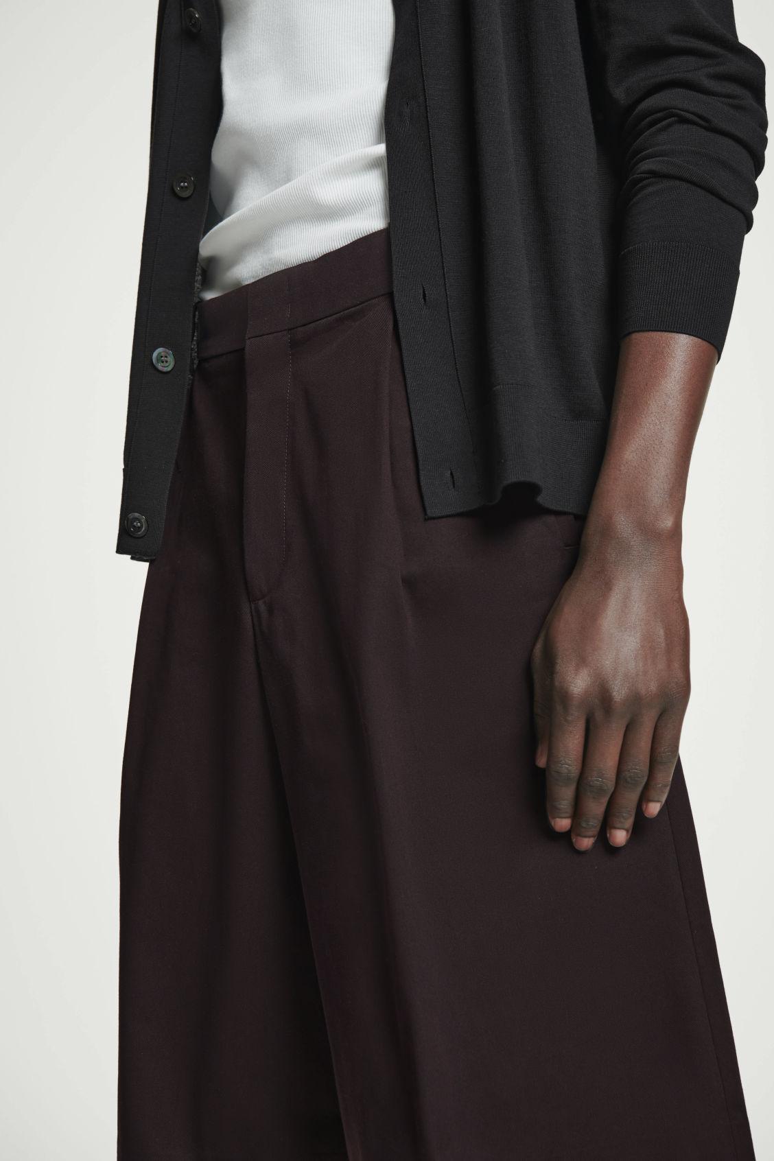 TAILORED WIDE-LEG SHORTS Product Image