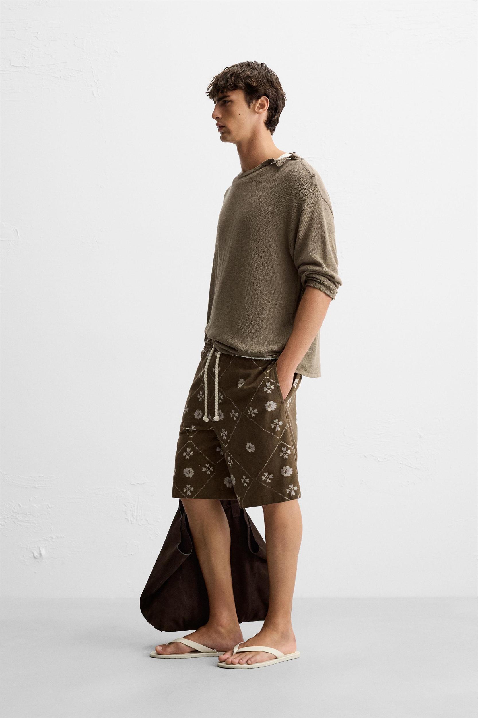 CONTRAST PRINT BERMUDA SHORTS Product Image