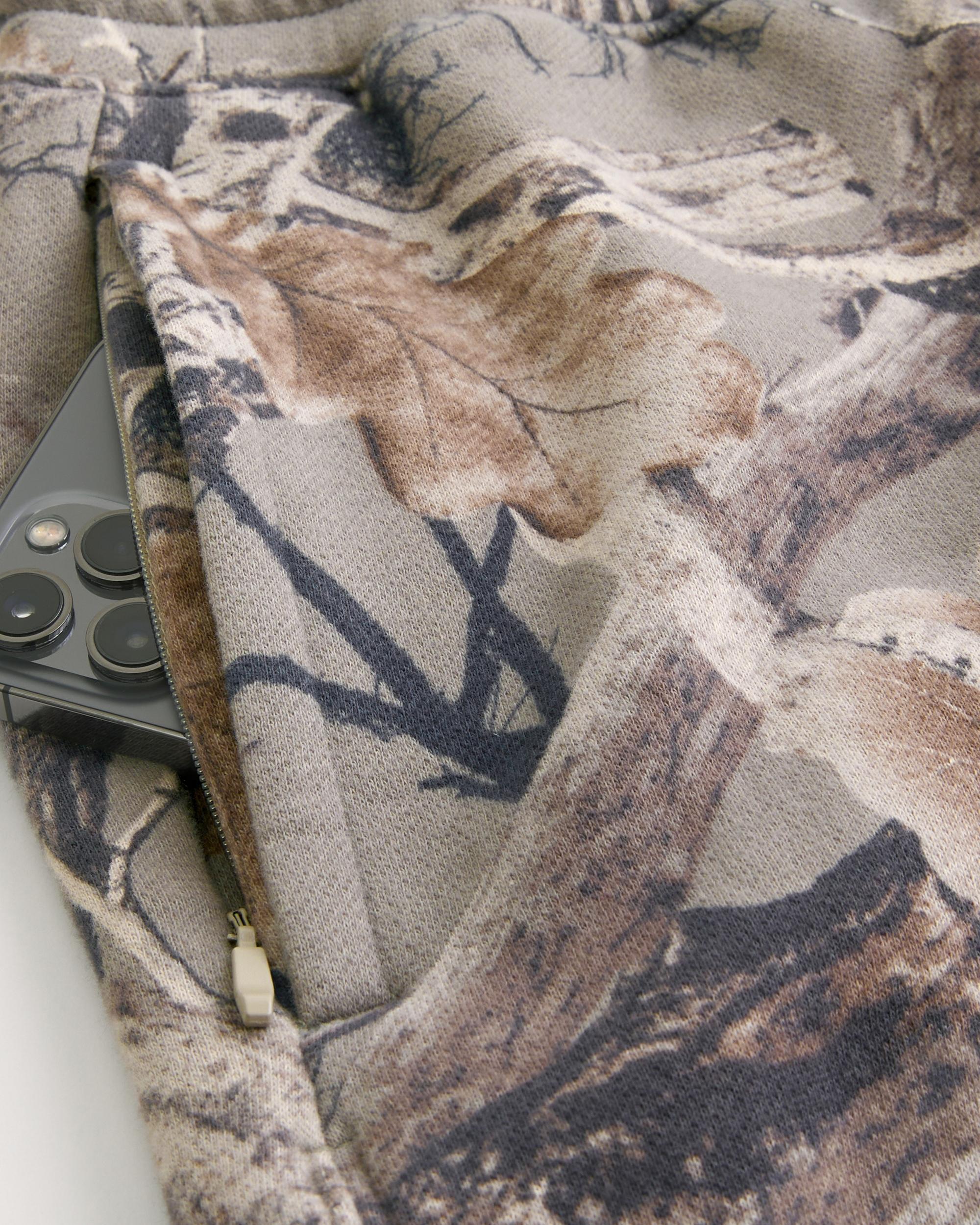 Mid-Thigh Camo Loose Fleece Shorts Product Image