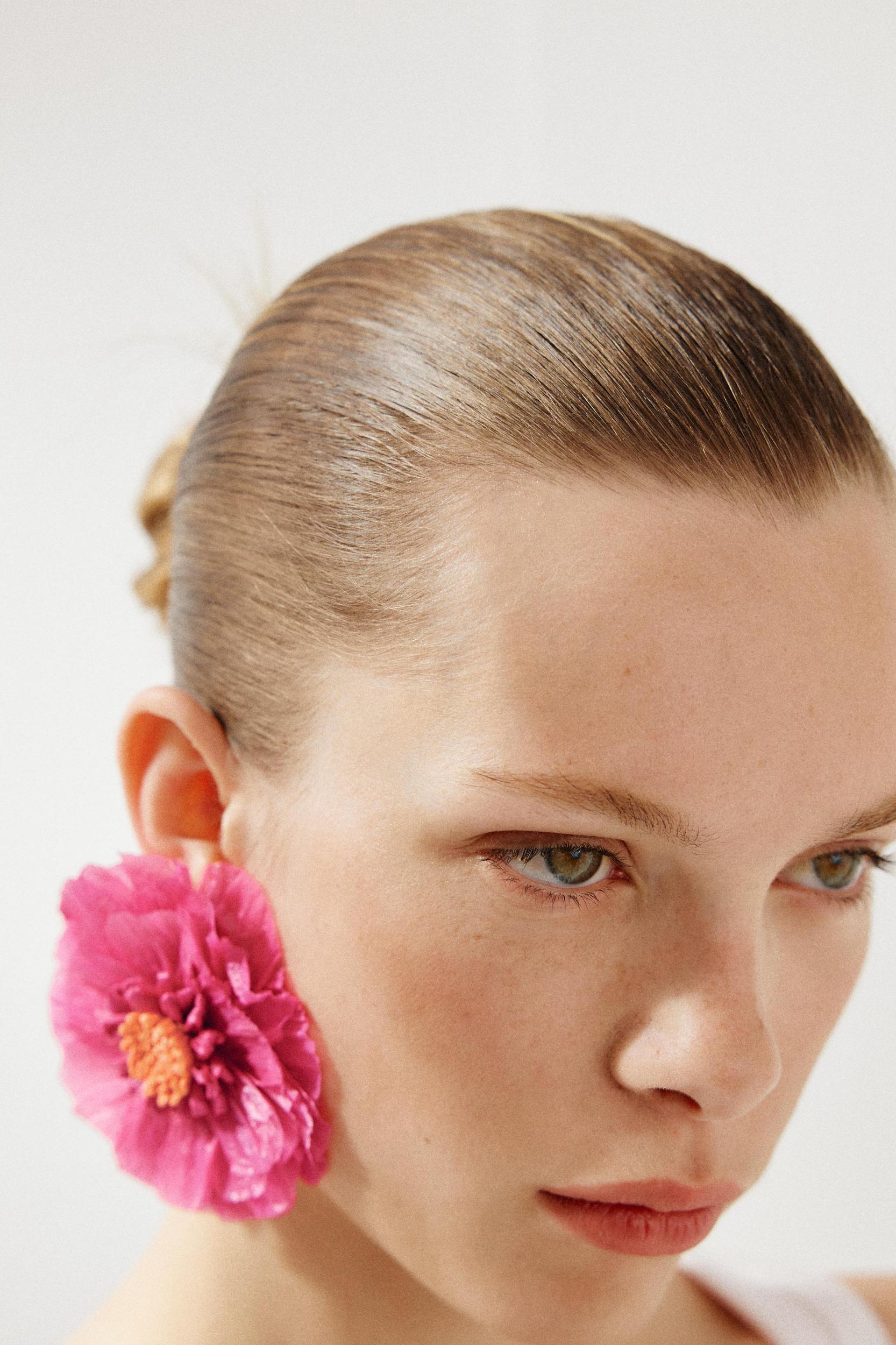 RAFFIA FLOWER EARRINGS Product Image