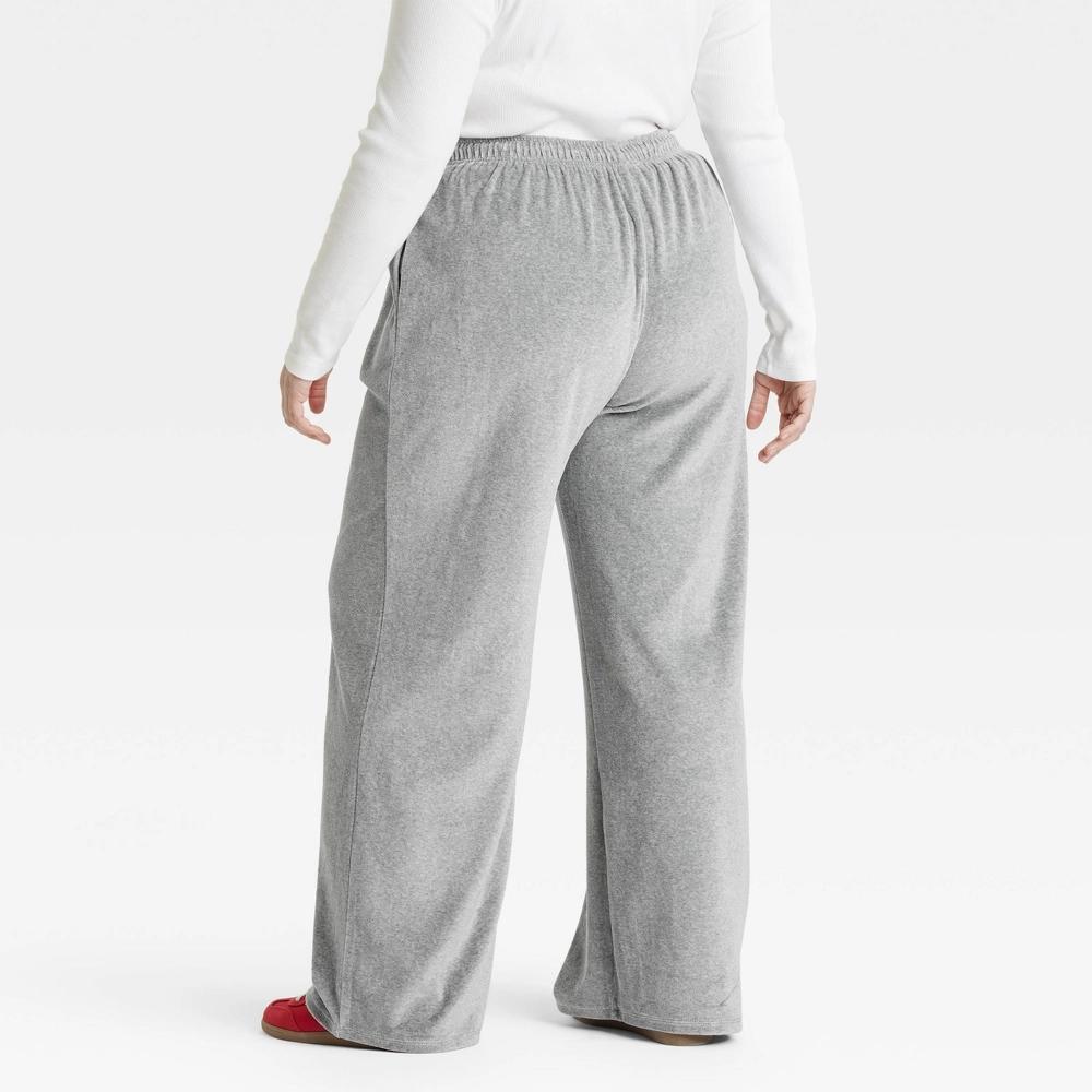 Womens Leisure Studio Mid-Rise Velour Sweatpants - Universal Thread 1X Product Image