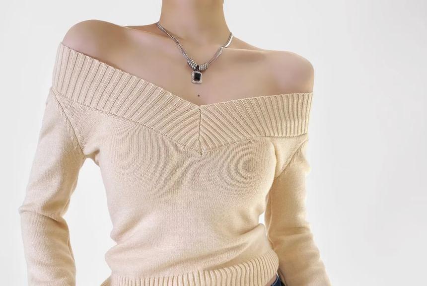 Long-Sleeve V-Neck Plain Knit Top Product Image