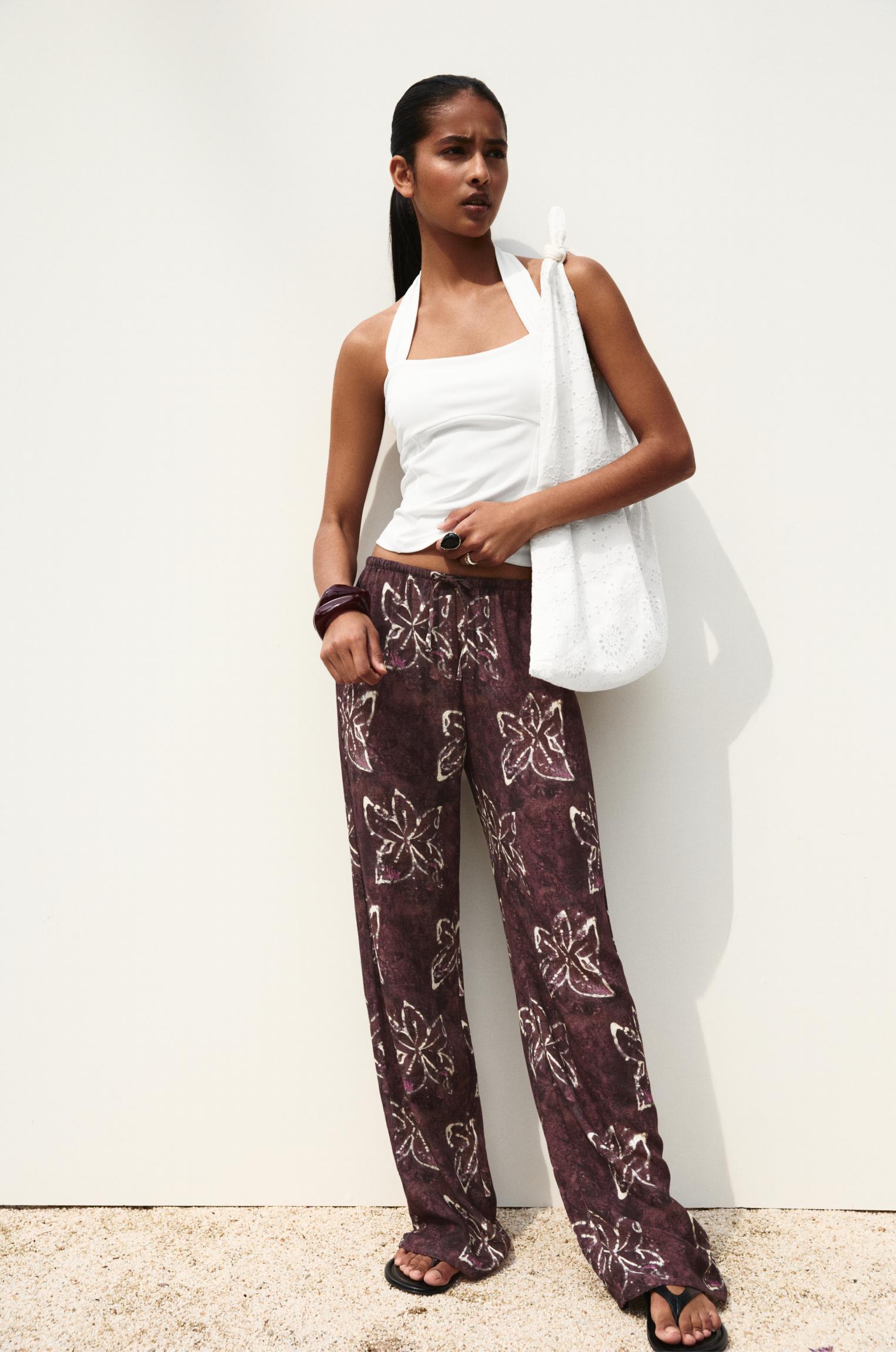 Loose-fitting floral print pants Product Image