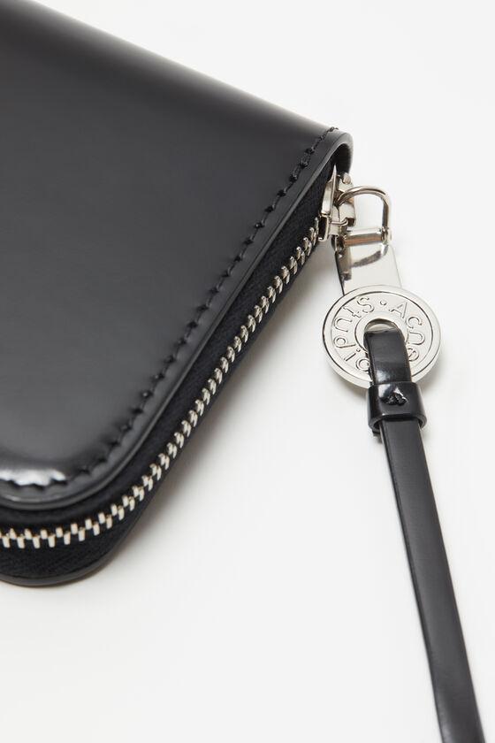 Leather zip wallet Product Image