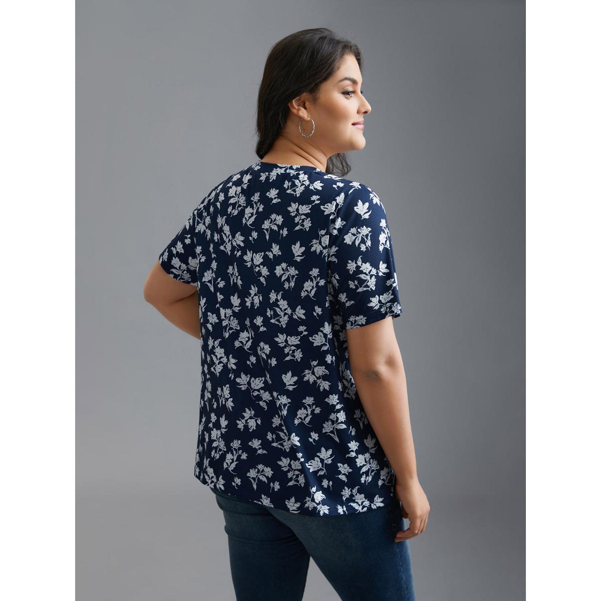 Plus Size Round Neck Floral Print Fitted T-Shirt Indigo Women Casual Non Natural Flowers Round Neck Everyday T-shirts BloomChic 18-20/2X Product Image