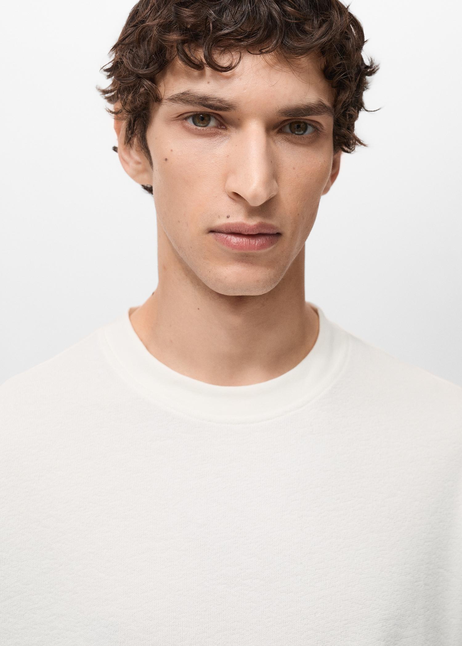 Structured relaxed-fit t-shirt - Men | MANGO USA Product Image