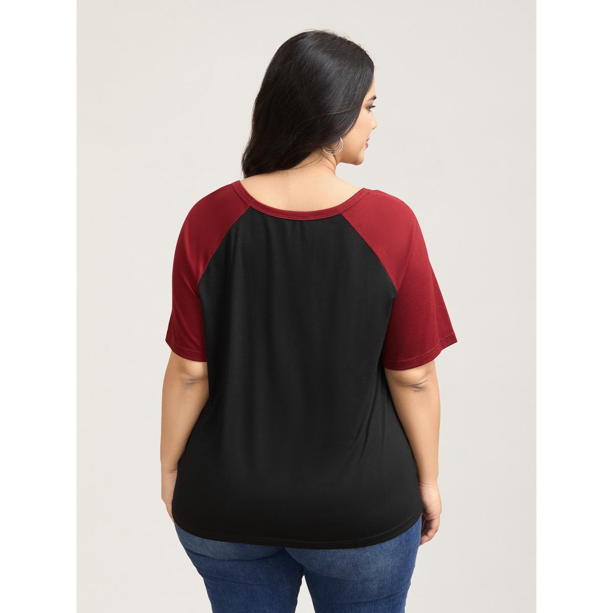 Plus Size Color Contrast Raglan Sleeve T-Shirt Black Women Casual Contrast Heart neckline Everyday T-shirts BloomChic 28/5X Product Image