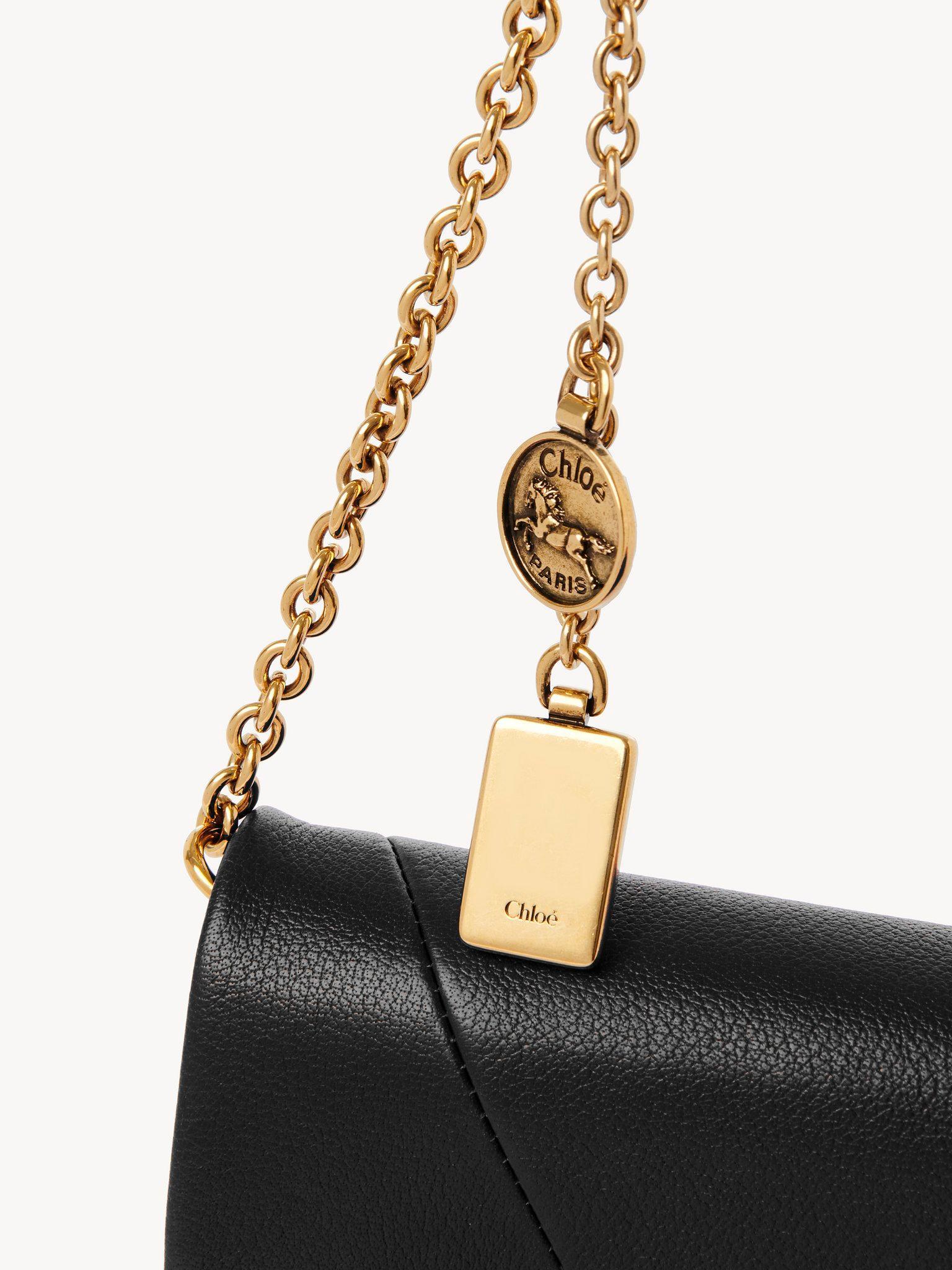 Chloé Spin flap wallet on chain in grained leather Product Image
