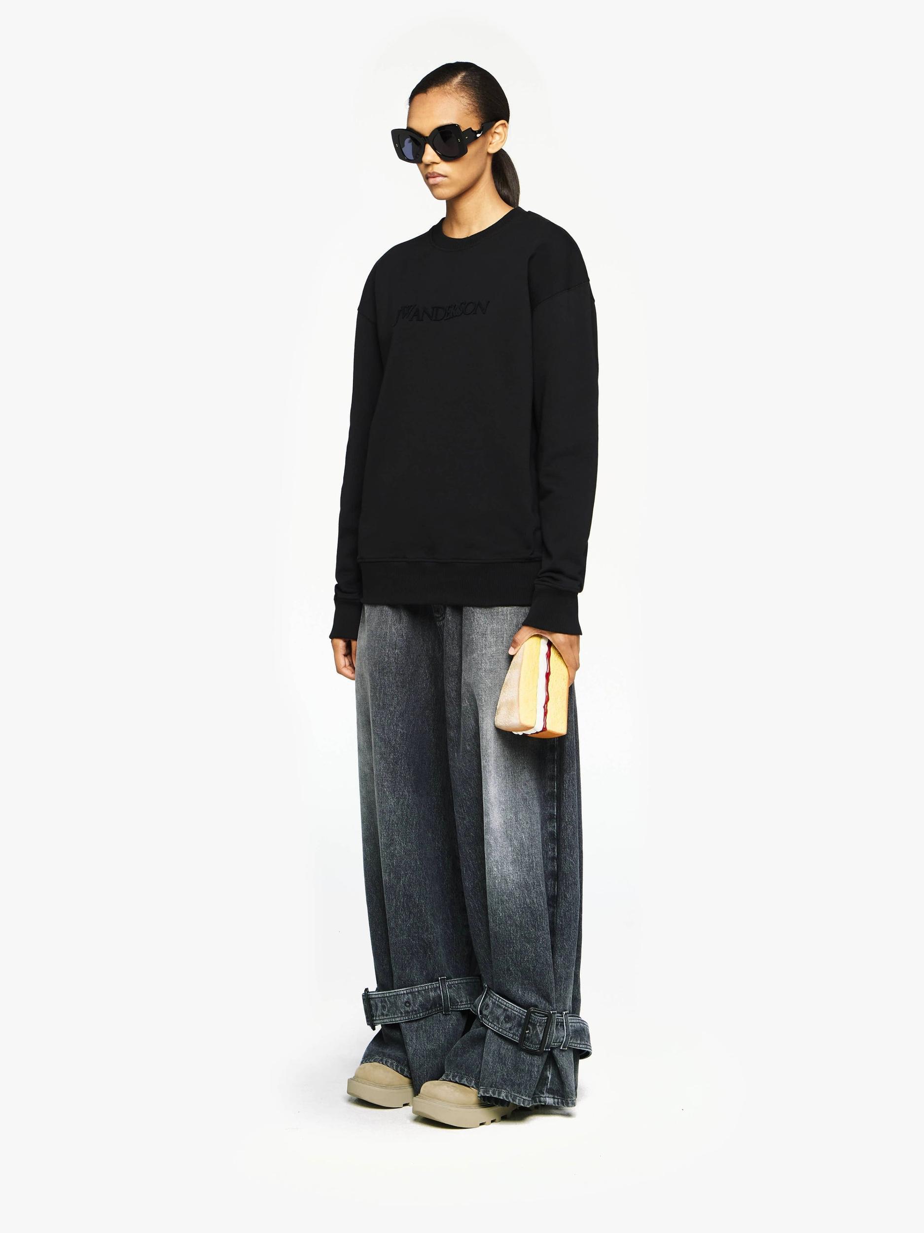 CLASSIC LOGO EMBROIDERY SWEATSHIRT Product Image