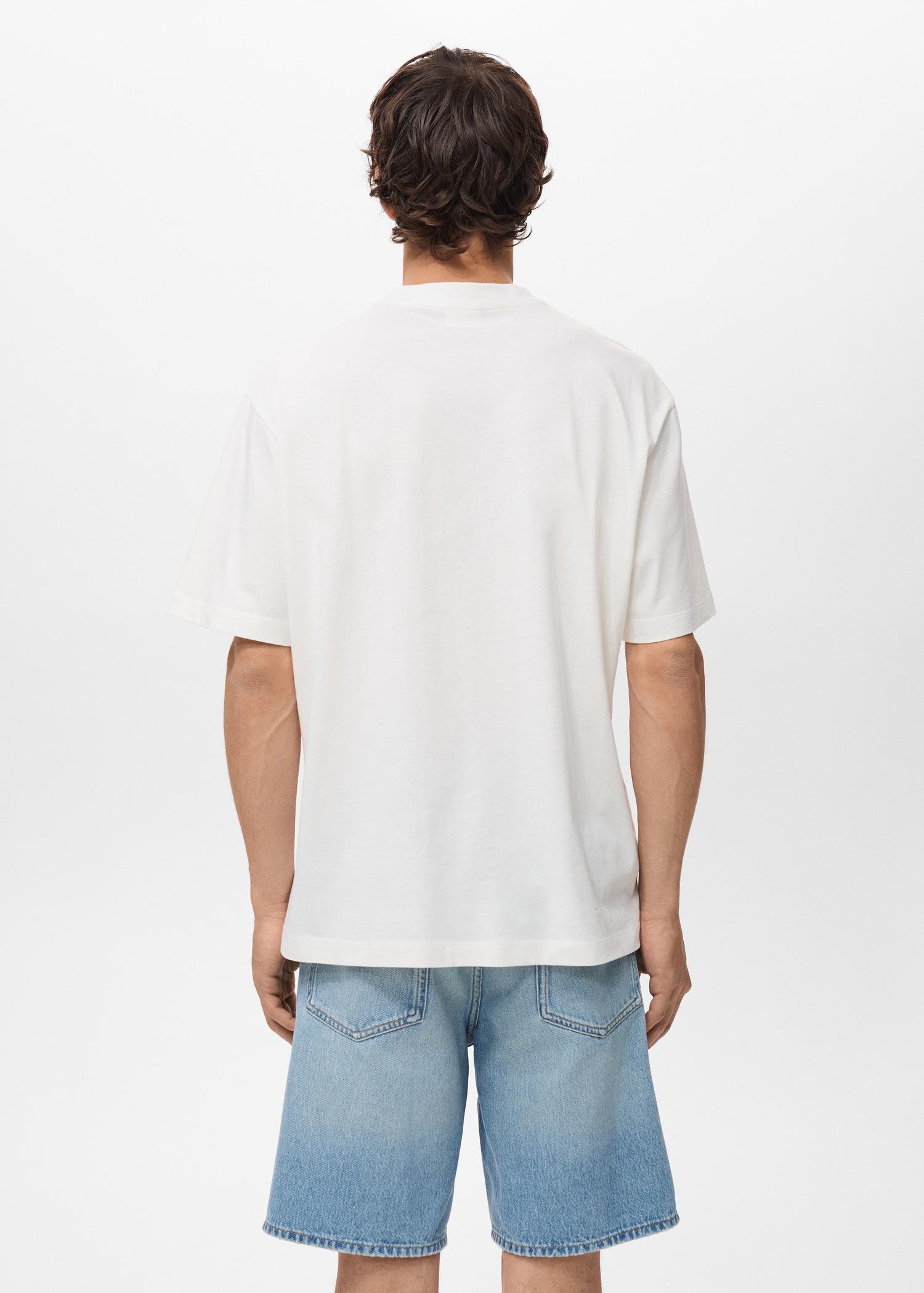 T-shirt with printed patch - Men | MANGO USA Product Image