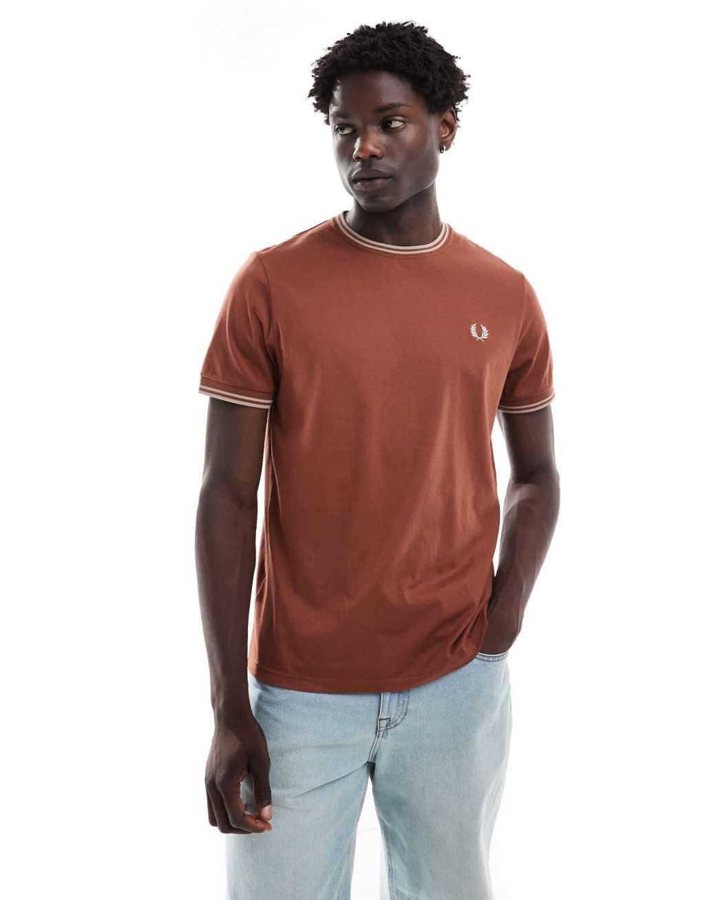 Fred Perry twin tipped t-shirt in clay brown Product Image