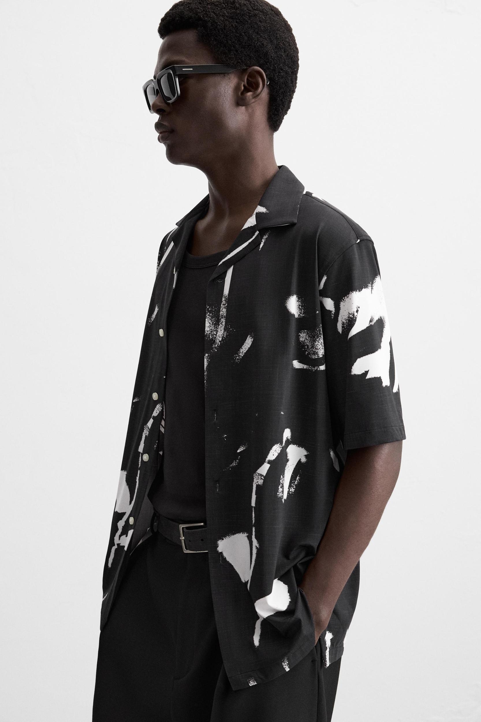 ABSTRACT PRINT STRETCH SHIRT Product Image