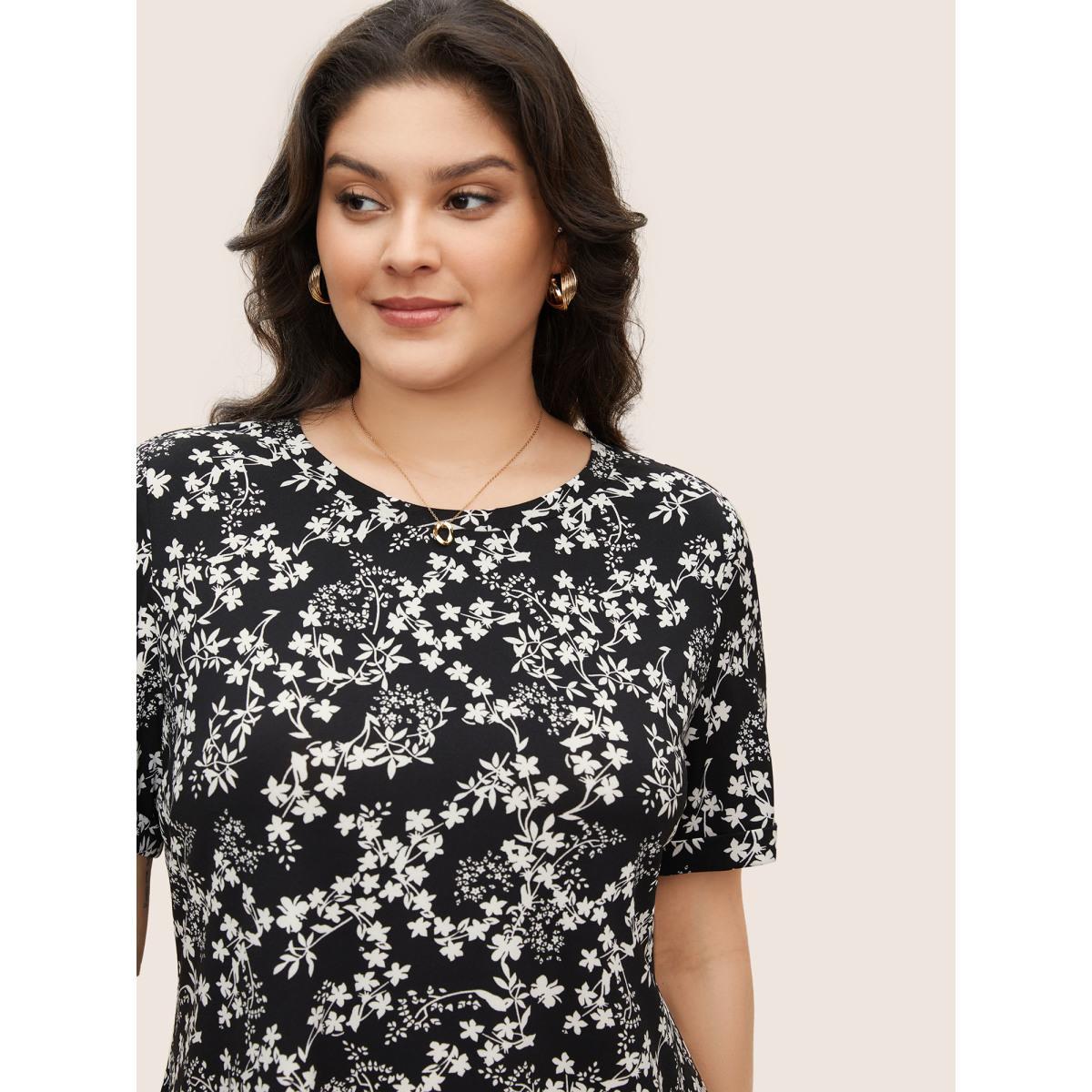 Plus Size Floral Print Round Neck T-shirt Black Women Elegant Round Neck Everyday T-shirts BloomChic 30/6X Product Image