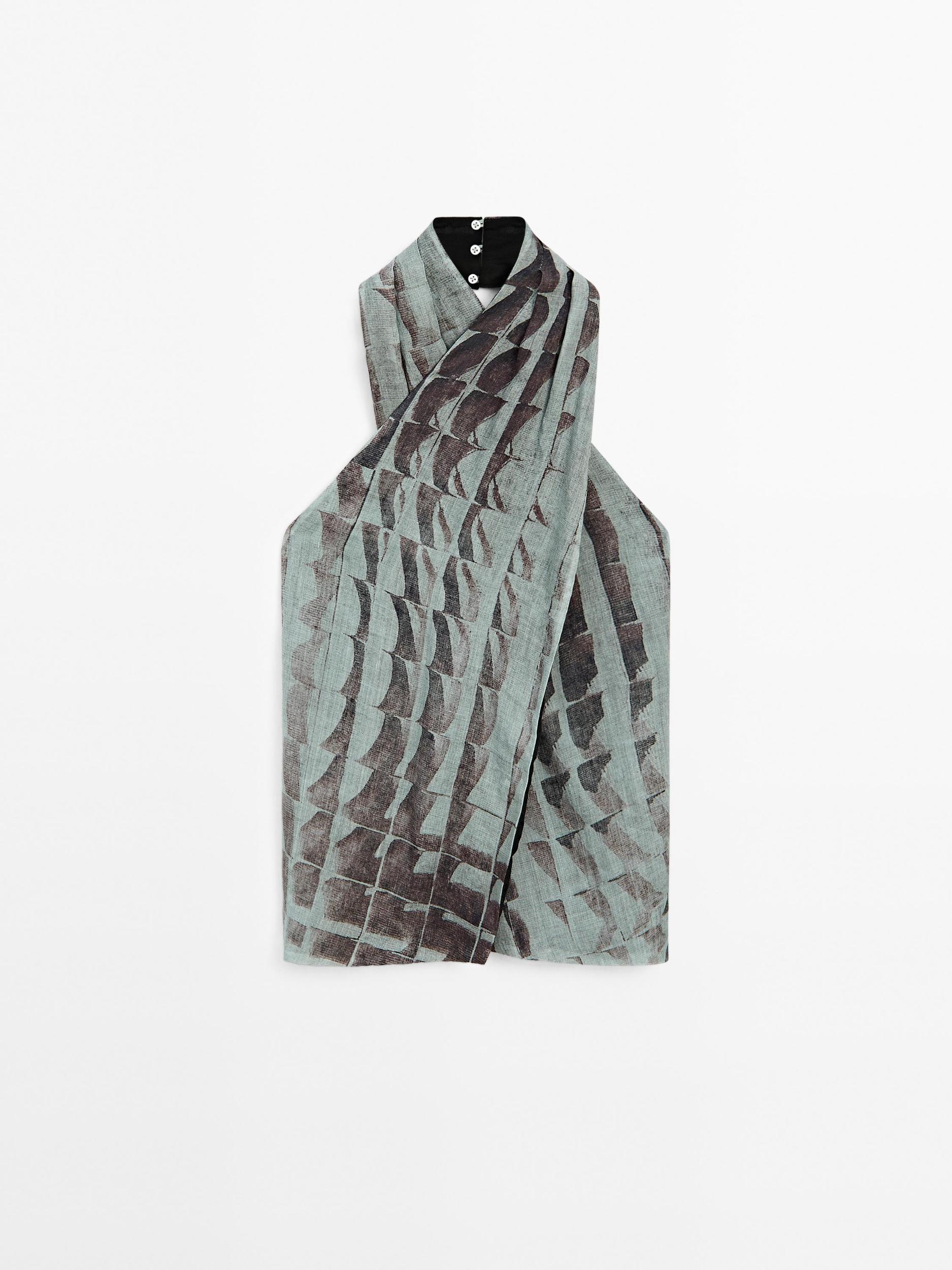 Print top with surplice neckline Product Image