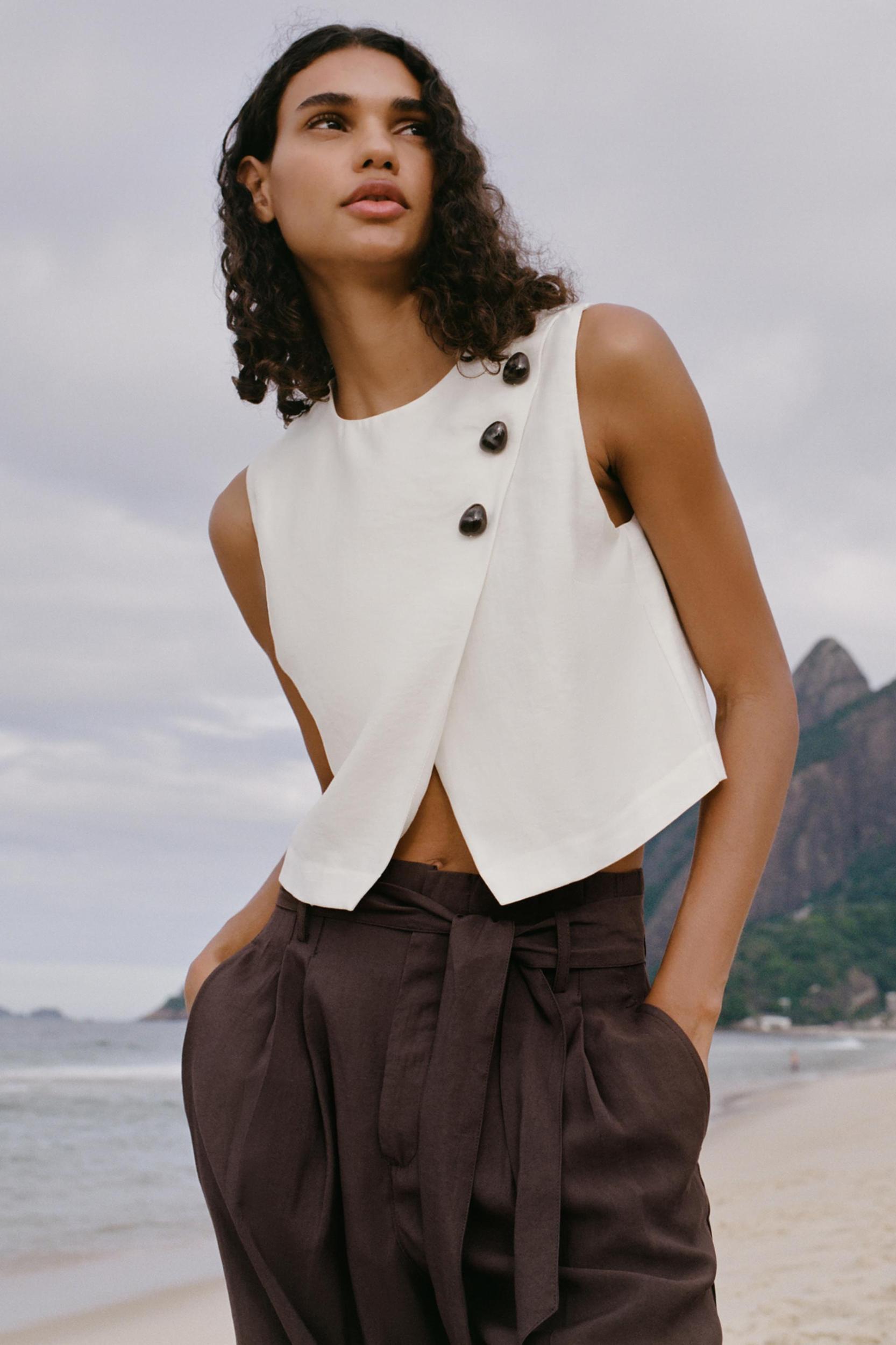 CROSSOVER CROP TOP Product Image