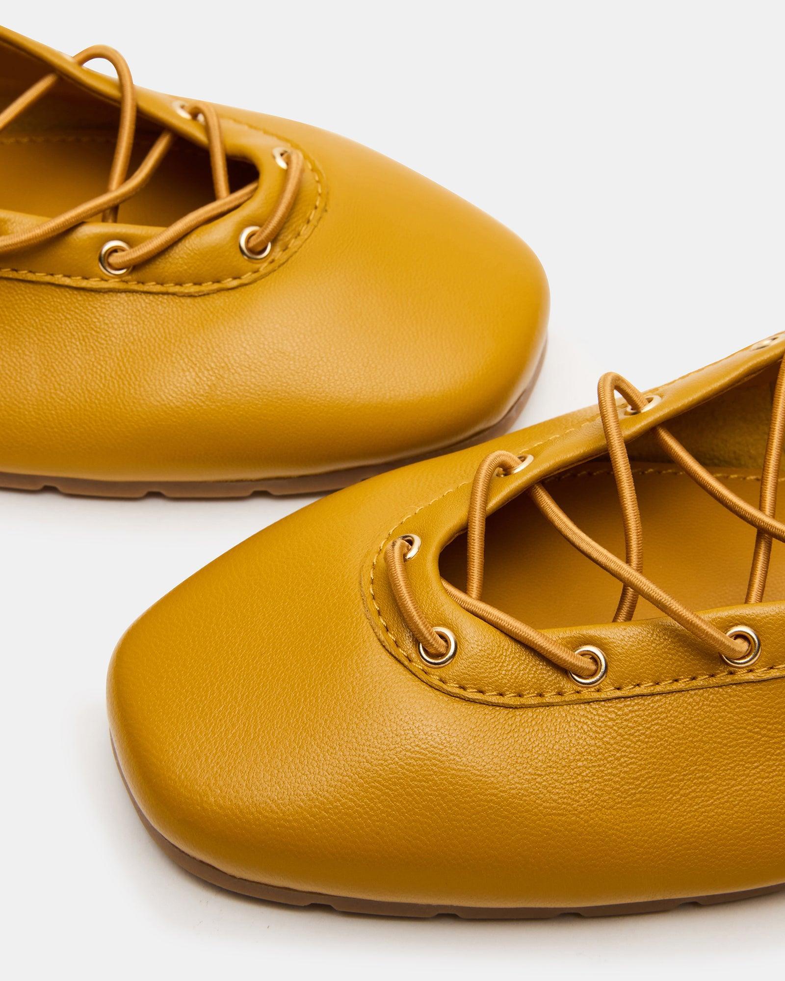 POINTE BANANA LEATHER Female Product Image