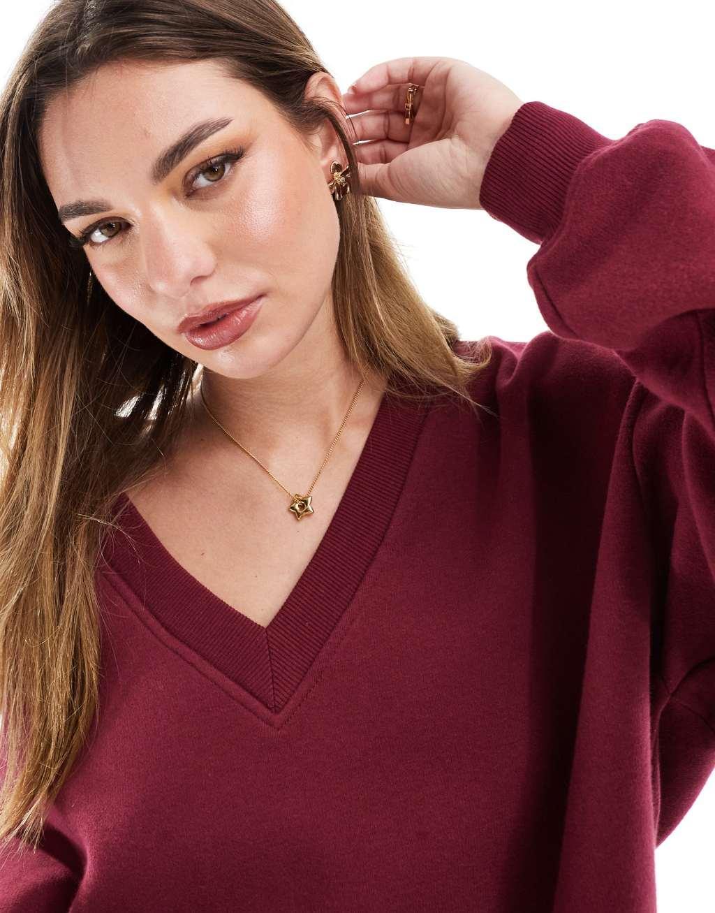 Bershka V-neck sweatshirt in burgundy Product Image