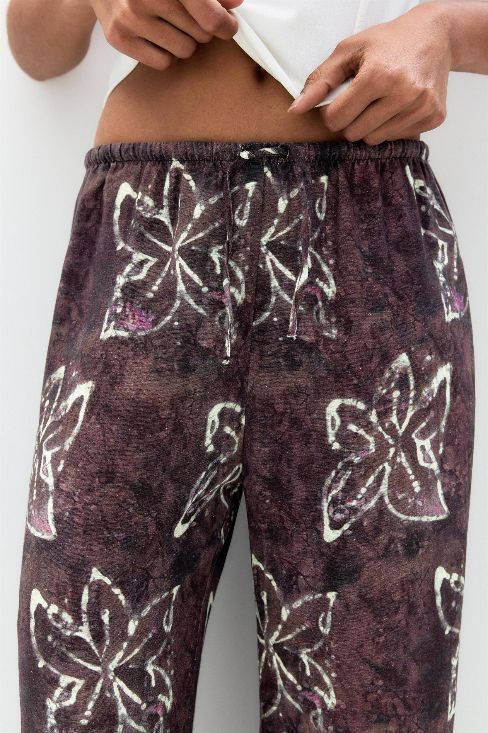 Loose-fitting floral print pants Product Image