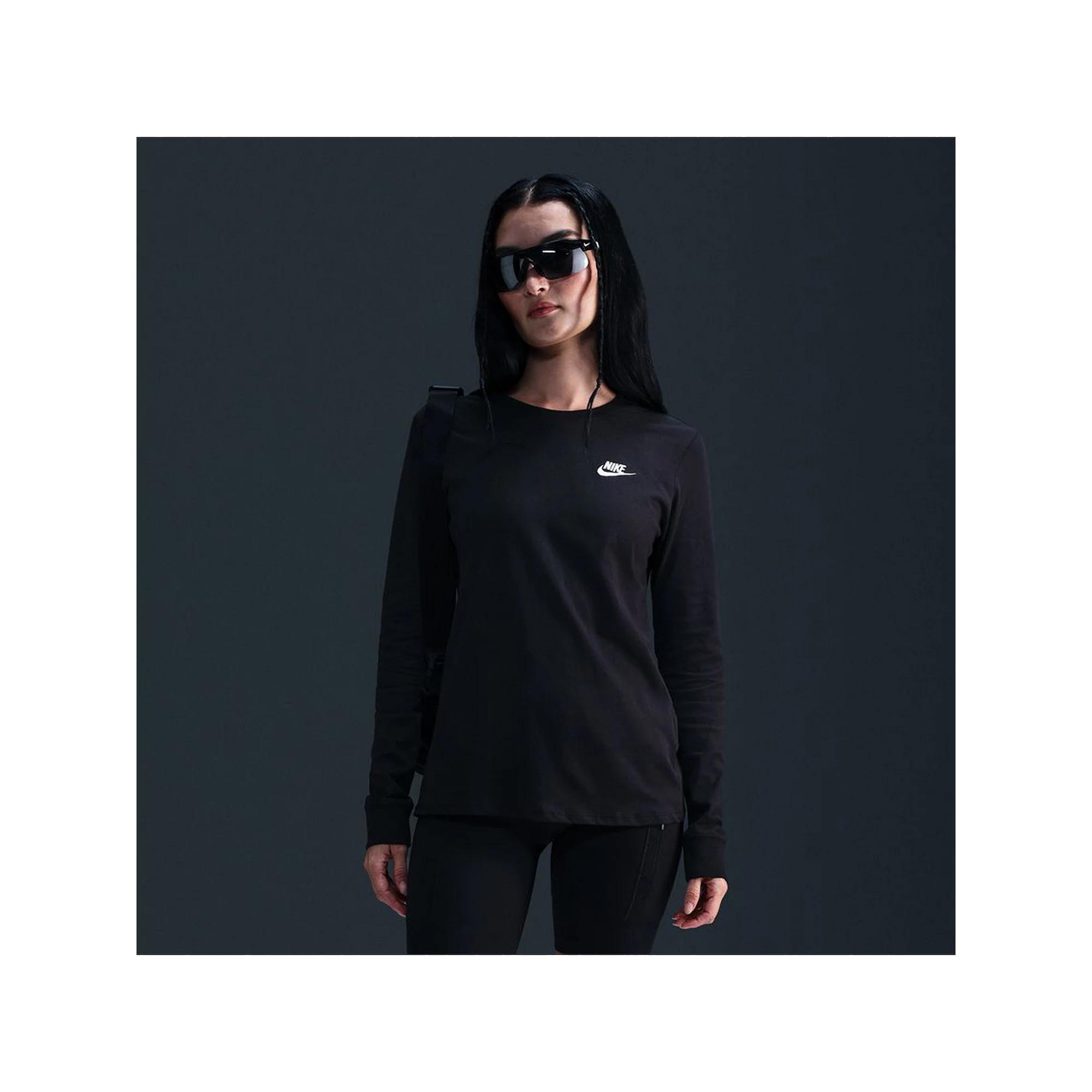 Womens Nike Sportswear Club Long-Sleeve T-Shirt | HF0780-010 Product Image