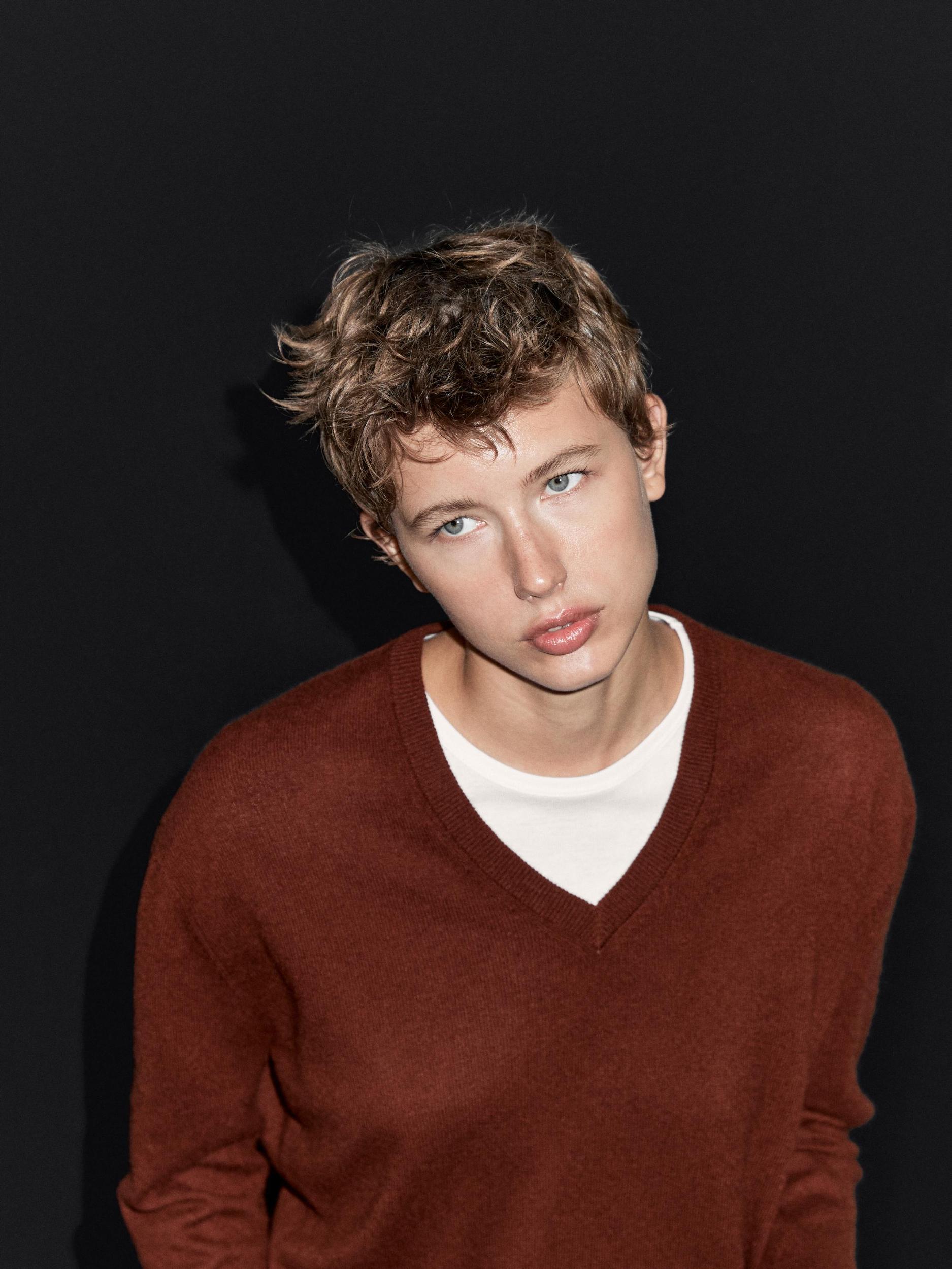 Knit 100% cashmere V-neck sweater Product Image