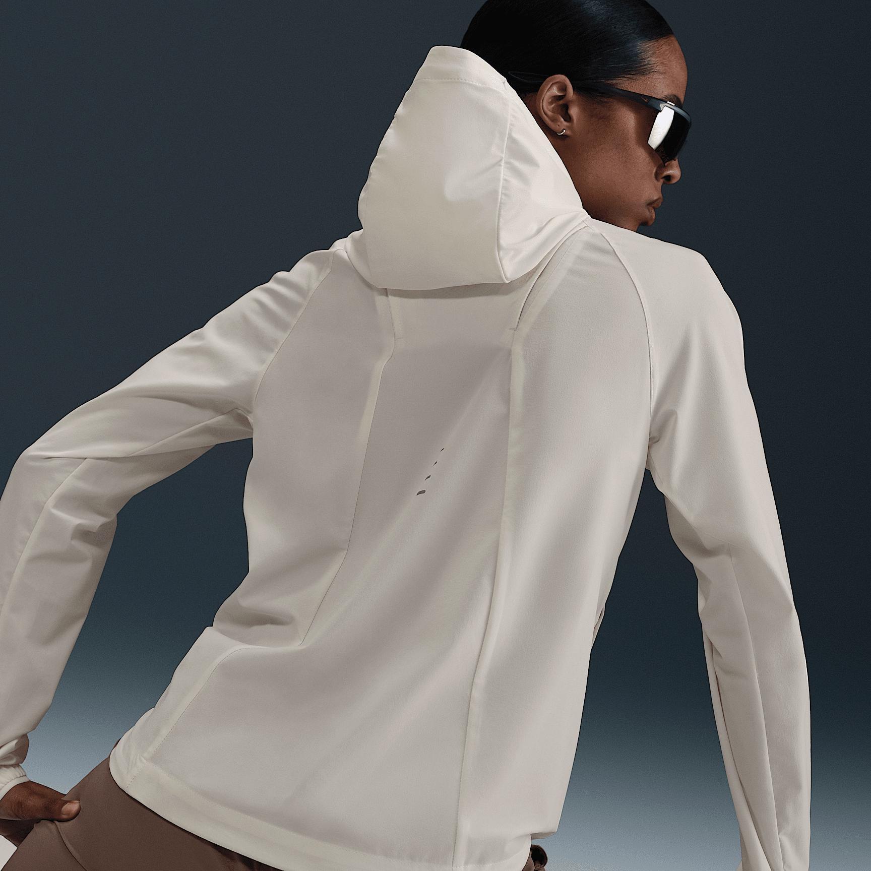 Nike Womens Swift Repel Packable Running Jacket | HQ0650-010 Product Image