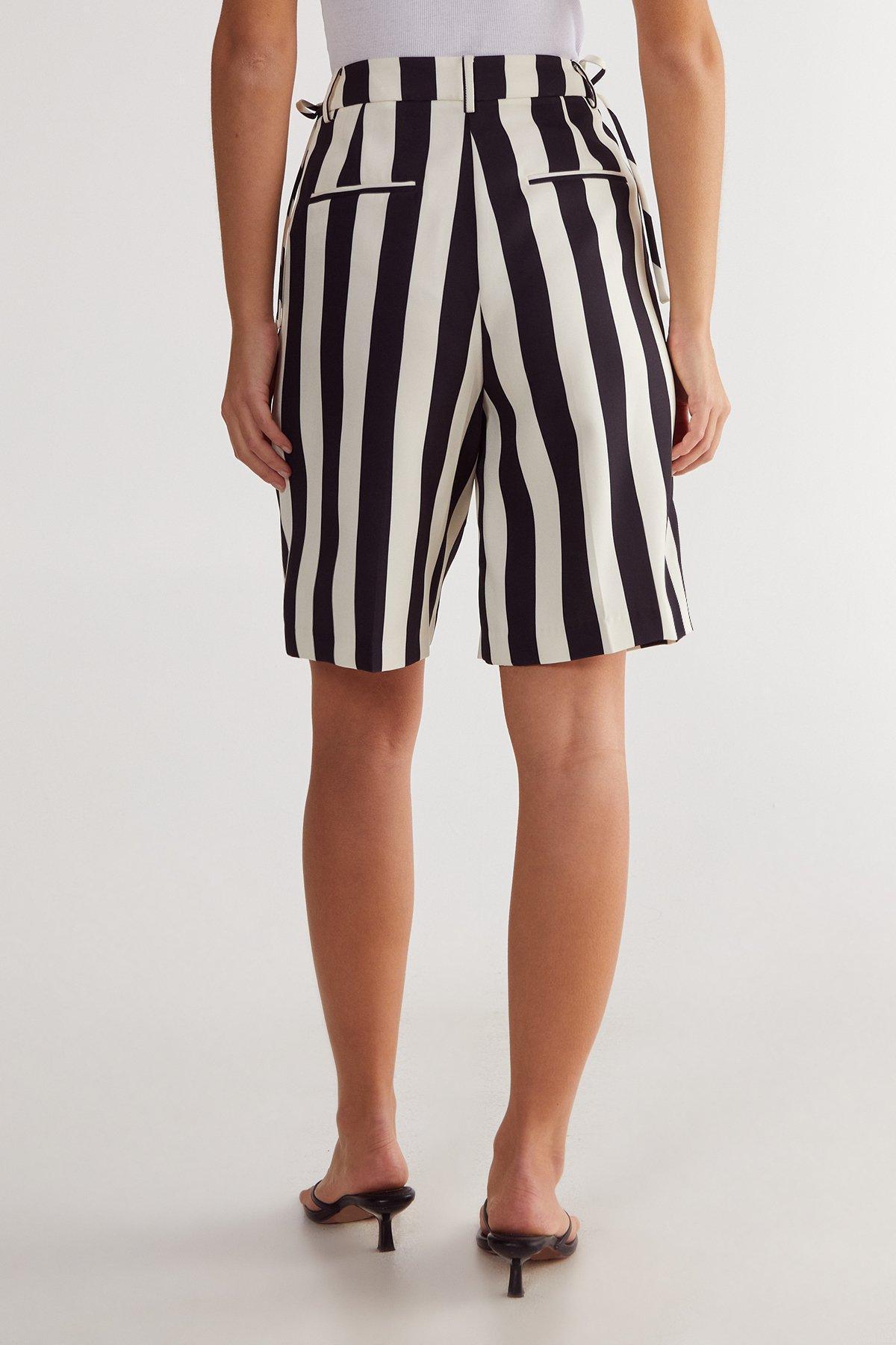 Striped Print Tailored Jort Product Image