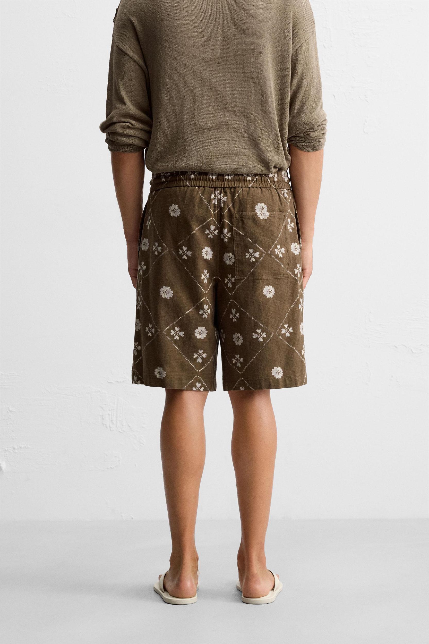 CONTRAST PRINT BERMUDA SHORTS Product Image