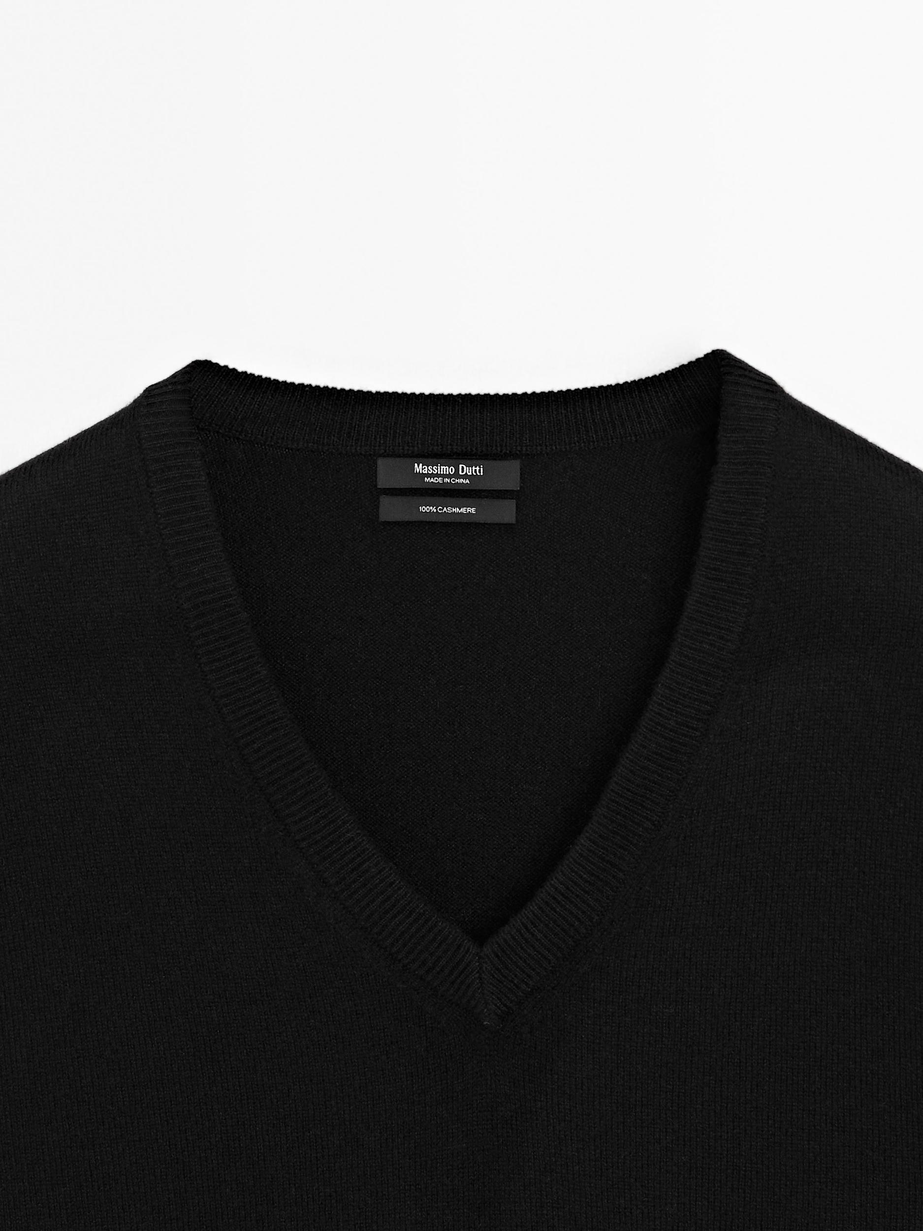 Knit 100% cashmere V-neck sweater Product Image