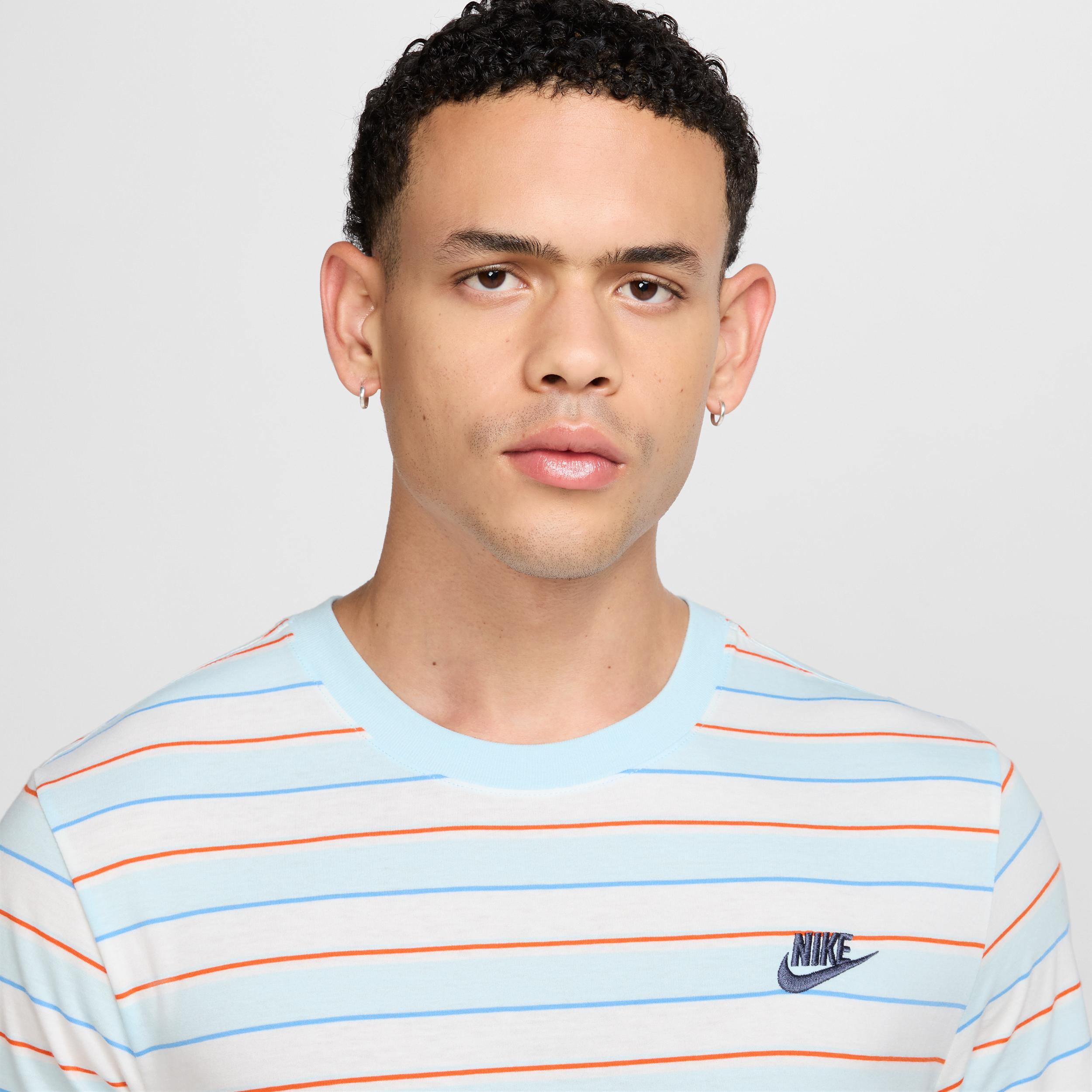 Nike Men's Club T-Shirt Product Image