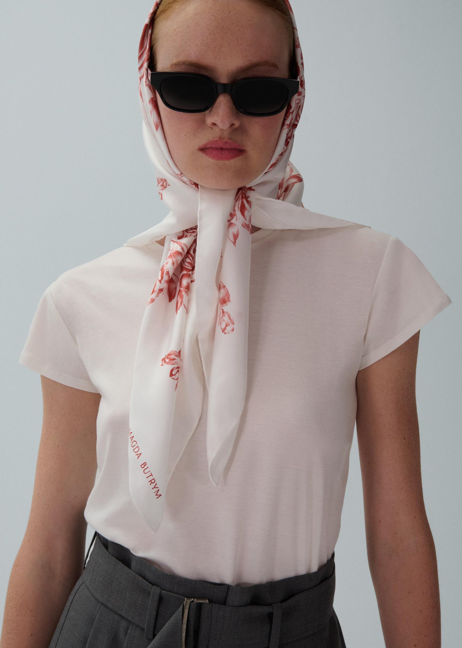 Rose print scarf in white Product Image
